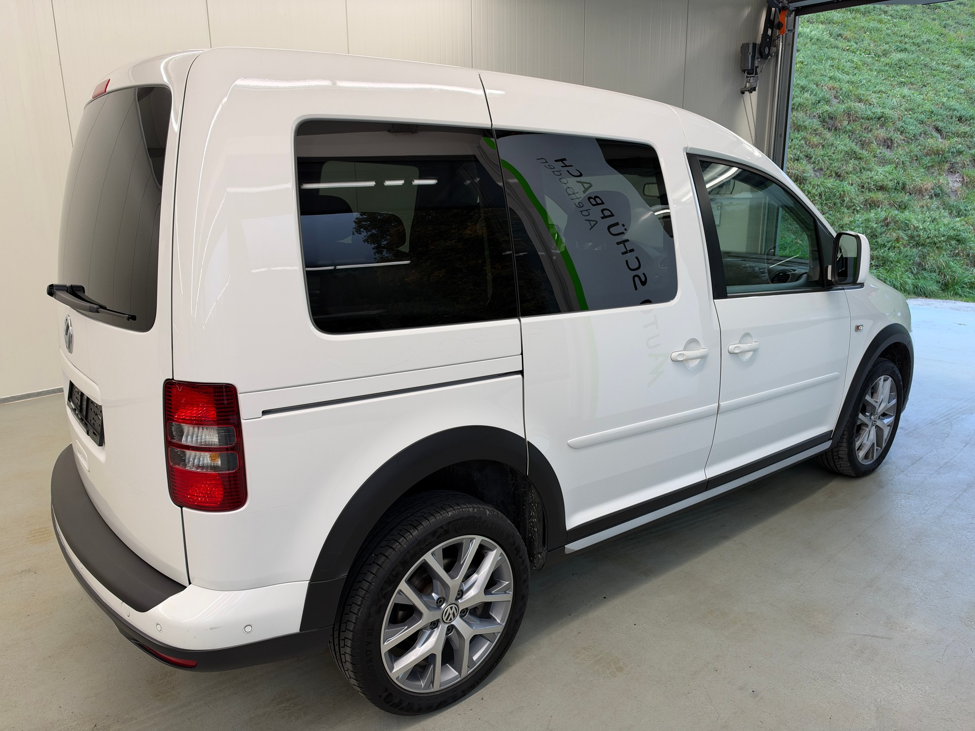 VW Cross Caddy 2.0 TDI 4Motion DSG-image-2
