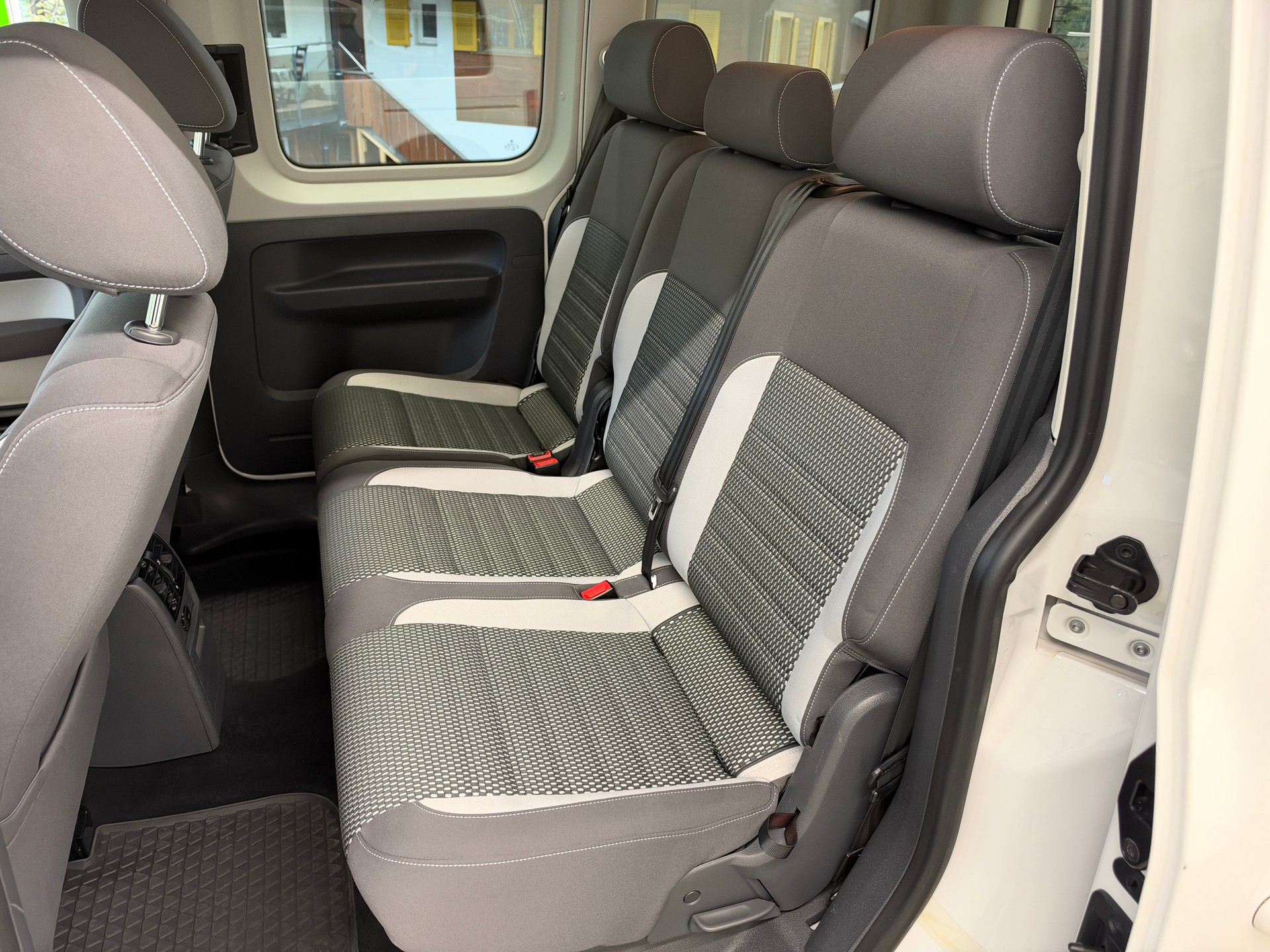 VW Cross Caddy 2.0 TDI 4Motion DSG-image-13