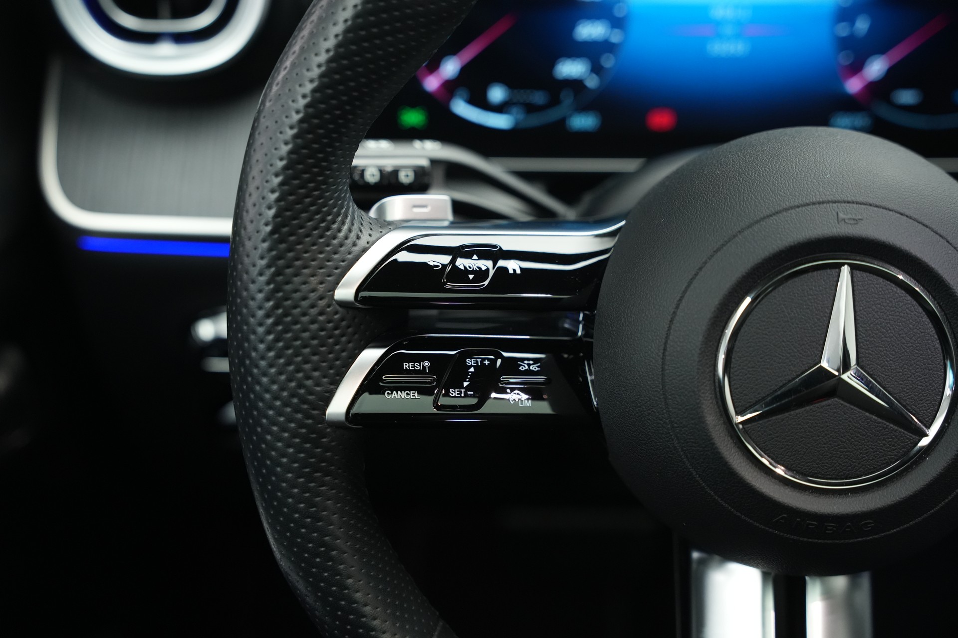MERCEDES-BENZ GLC 300 4Matic AMG Line 9G-Tronic *AHK * Massagesitze* * Burmester*-image-18