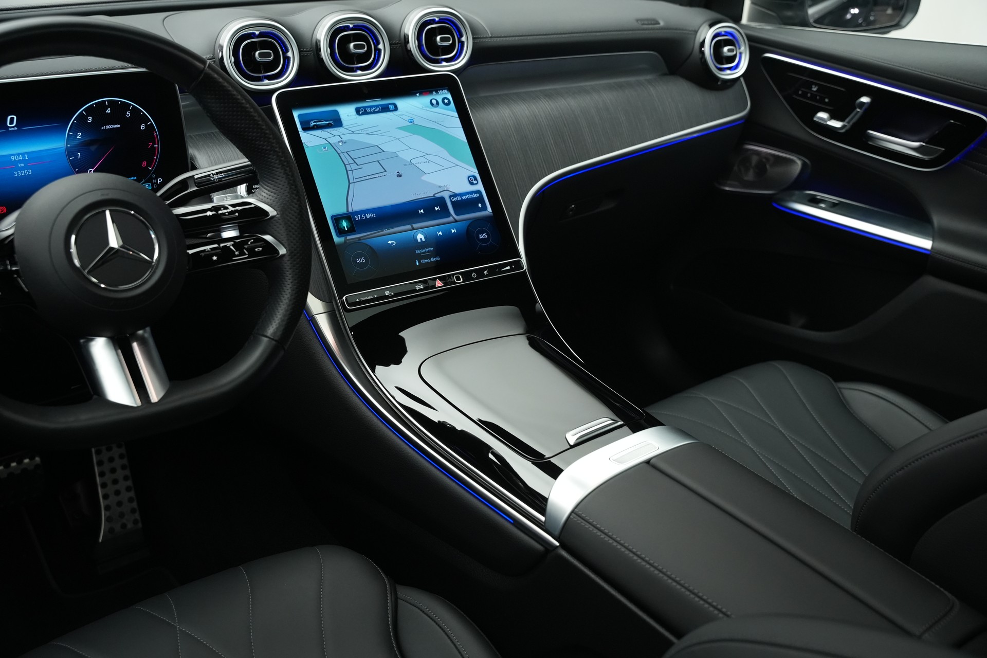 MERCEDES-BENZ GLC 300 4Matic AMG Line 9G-Tronic *AHK * Massagesitze* * Burmester*-image-24