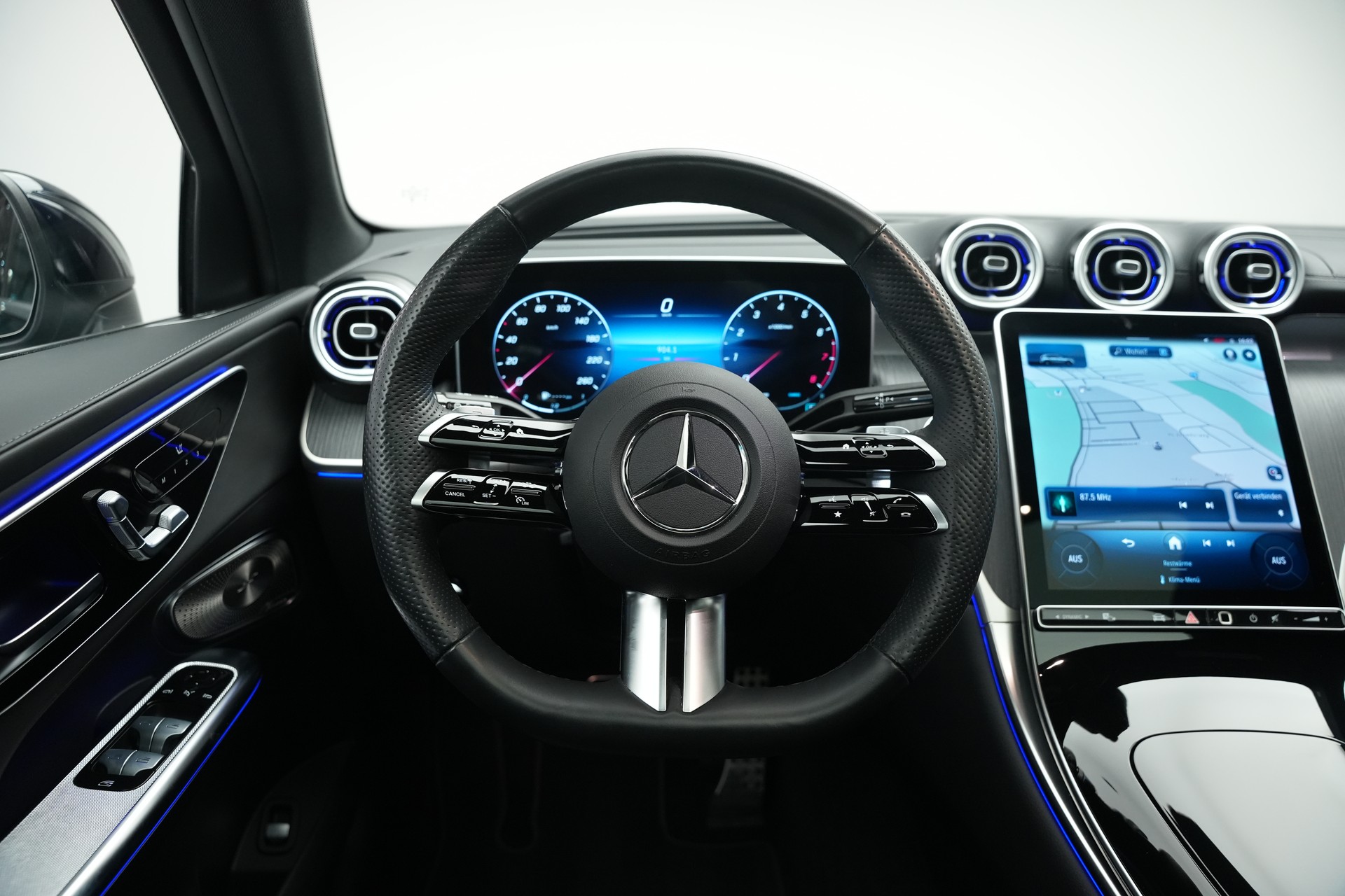 MERCEDES-BENZ GLC 300 4Matic AMG Line 9G-Tronic *AHK * Massagesitze* * Burmester*-image-25
