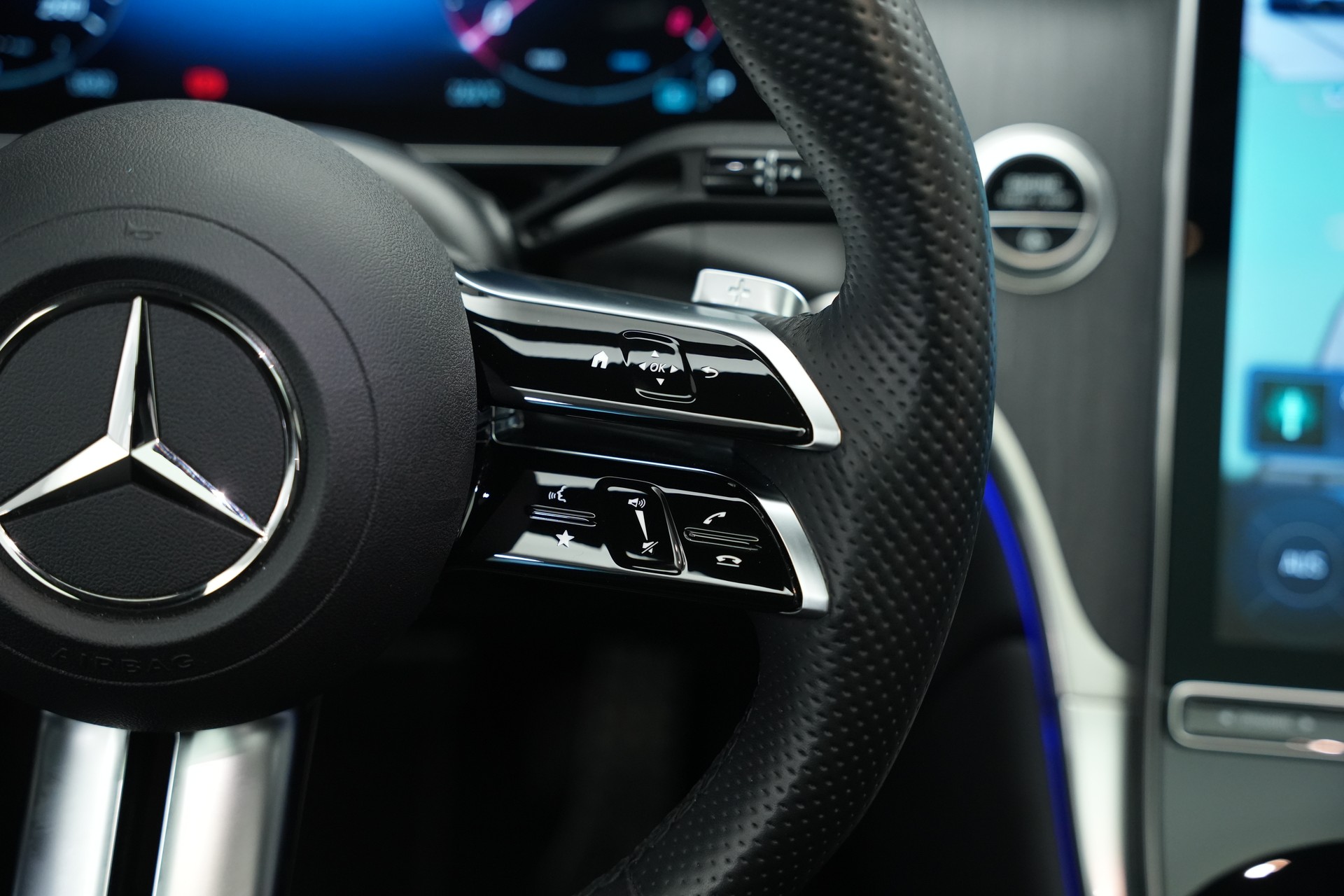 MERCEDES-BENZ GLC 300 4Matic AMG Line 9G-Tronic *AHK * Massagesitze* * Burmester*-image-19