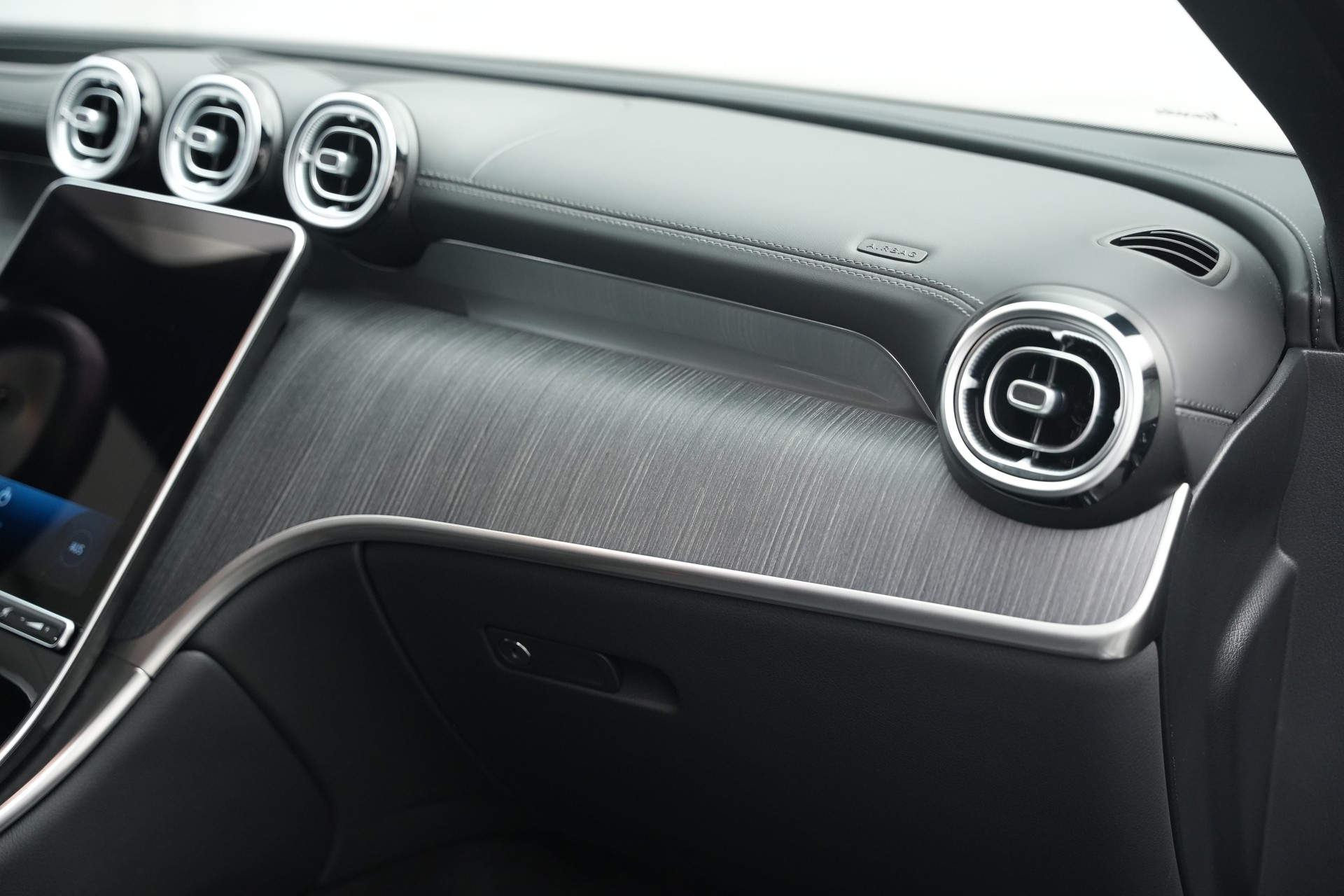 MERCEDES-BENZ GLC 300 4Matic AMG Line 9G-Tronic *AHK * Massagesitze* * Burmester*-image-28