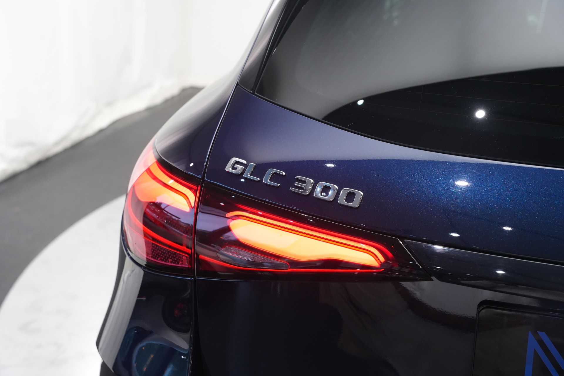 MERCEDES-BENZ GLC 300 4Matic AMG Line 9G-Tronic *AHK * Massagesitze* * Burmester*-image-52