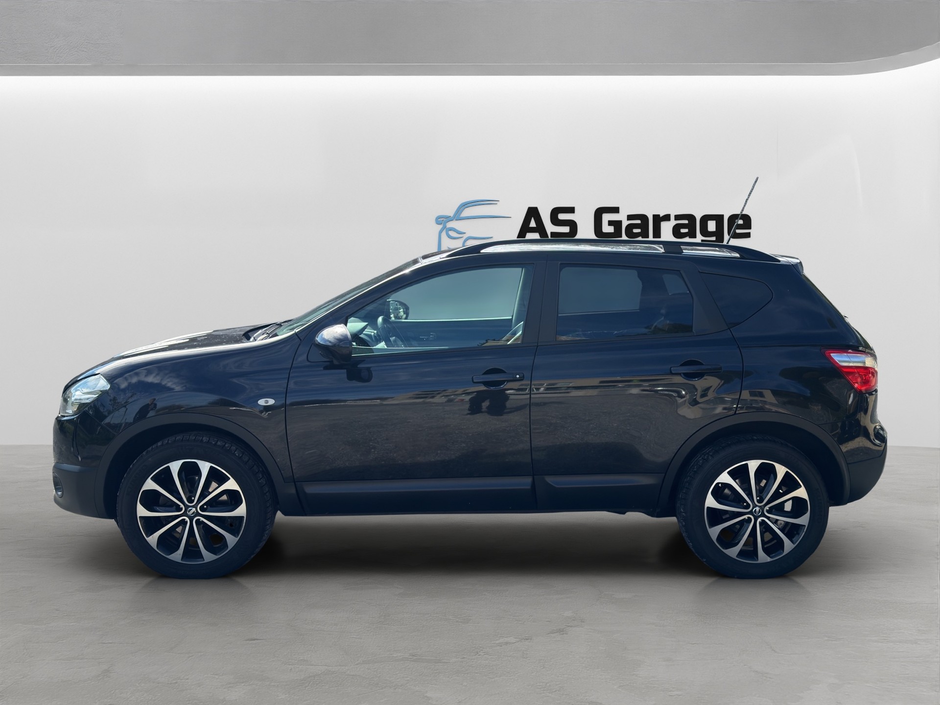 NISSAN Qashqai 2.0 dCi 4WD 360 Automatic-image-2