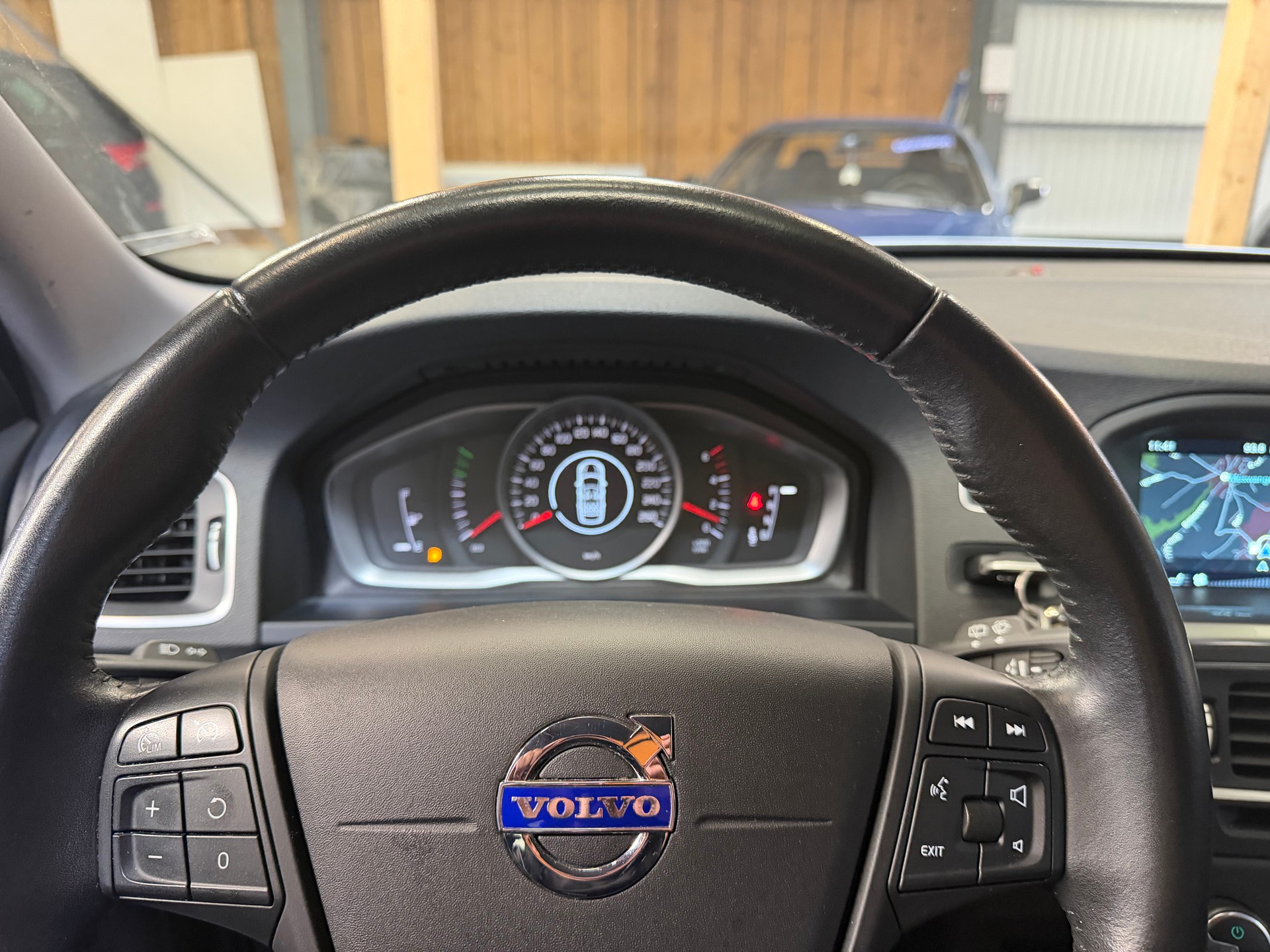VOLVO V60 D2 Summum Geartronic ** Frisch MFK**-image-15
