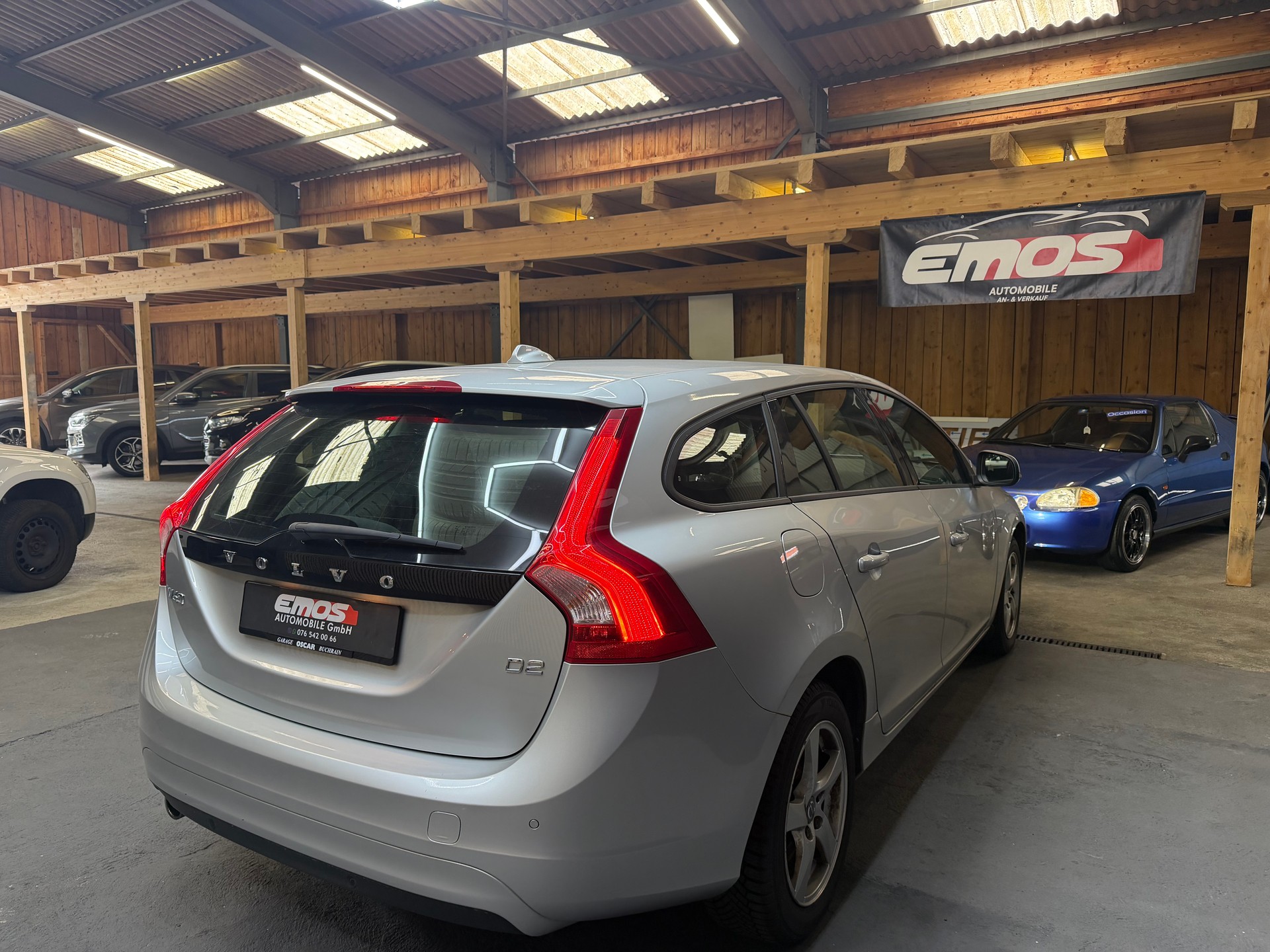 VOLVO V60 D2 Summum Geartronic ** Frisch MFK**-image-5