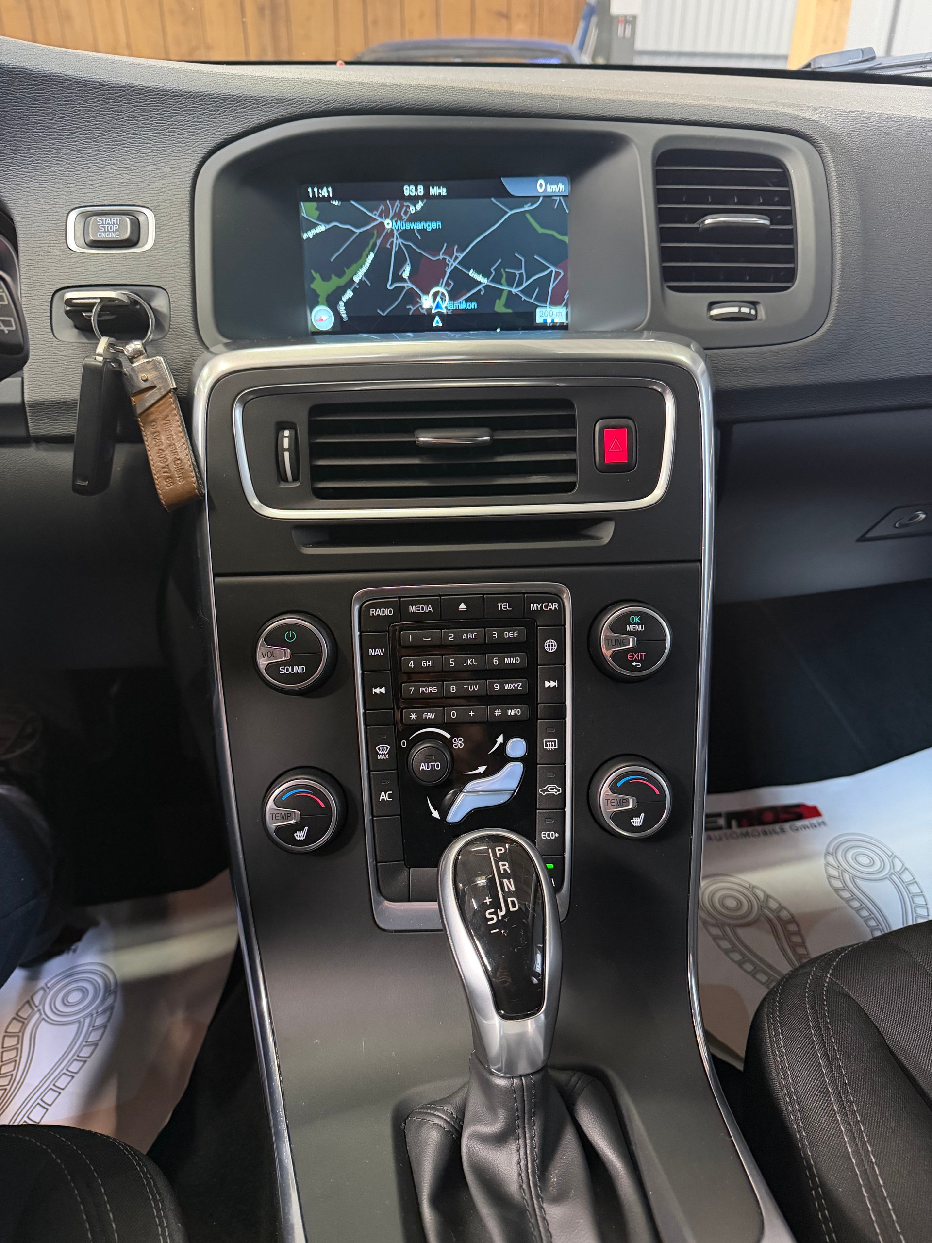 VOLVO V60 D2 Summum Geartronic ** Frisch MFK**-image-11