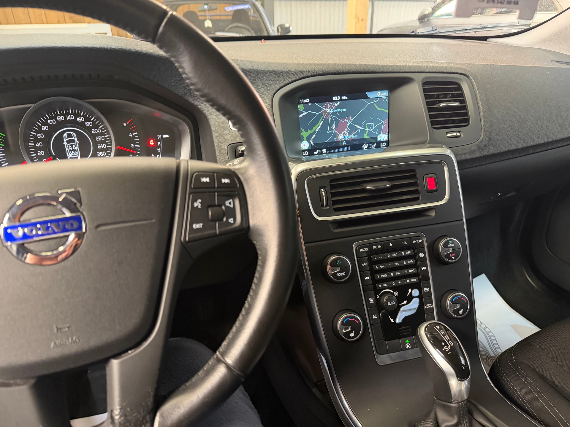 VOLVO V60 D2 Summum Geartronic ** Frisch MFK**-image-12