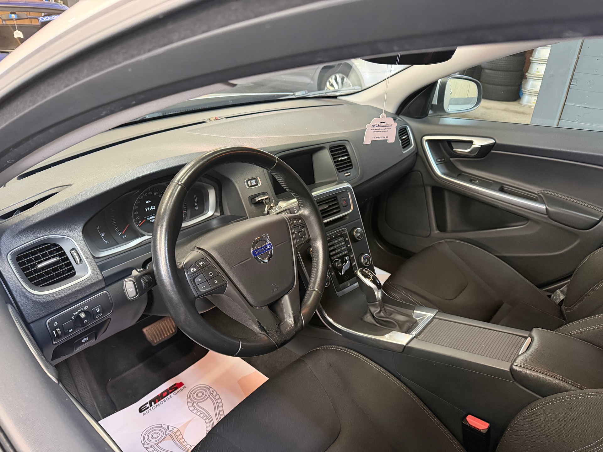 VOLVO V60 D2 Summum Geartronic ** Frisch MFK**-image-9
