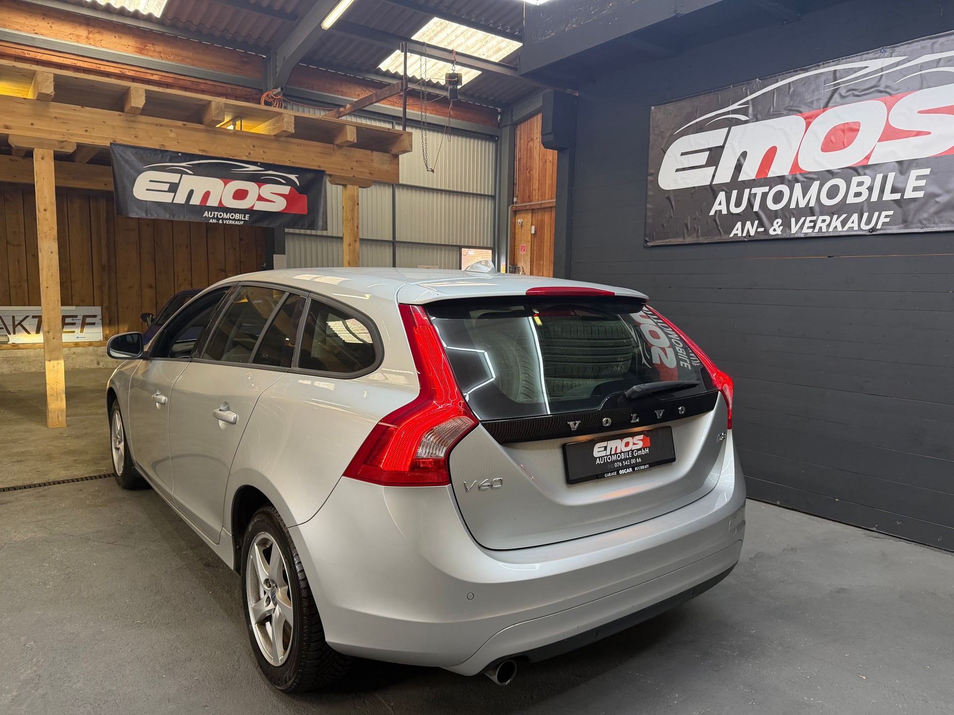 VOLVO V60 D2 Summum Geartronic ** Frisch MFK**-image-4