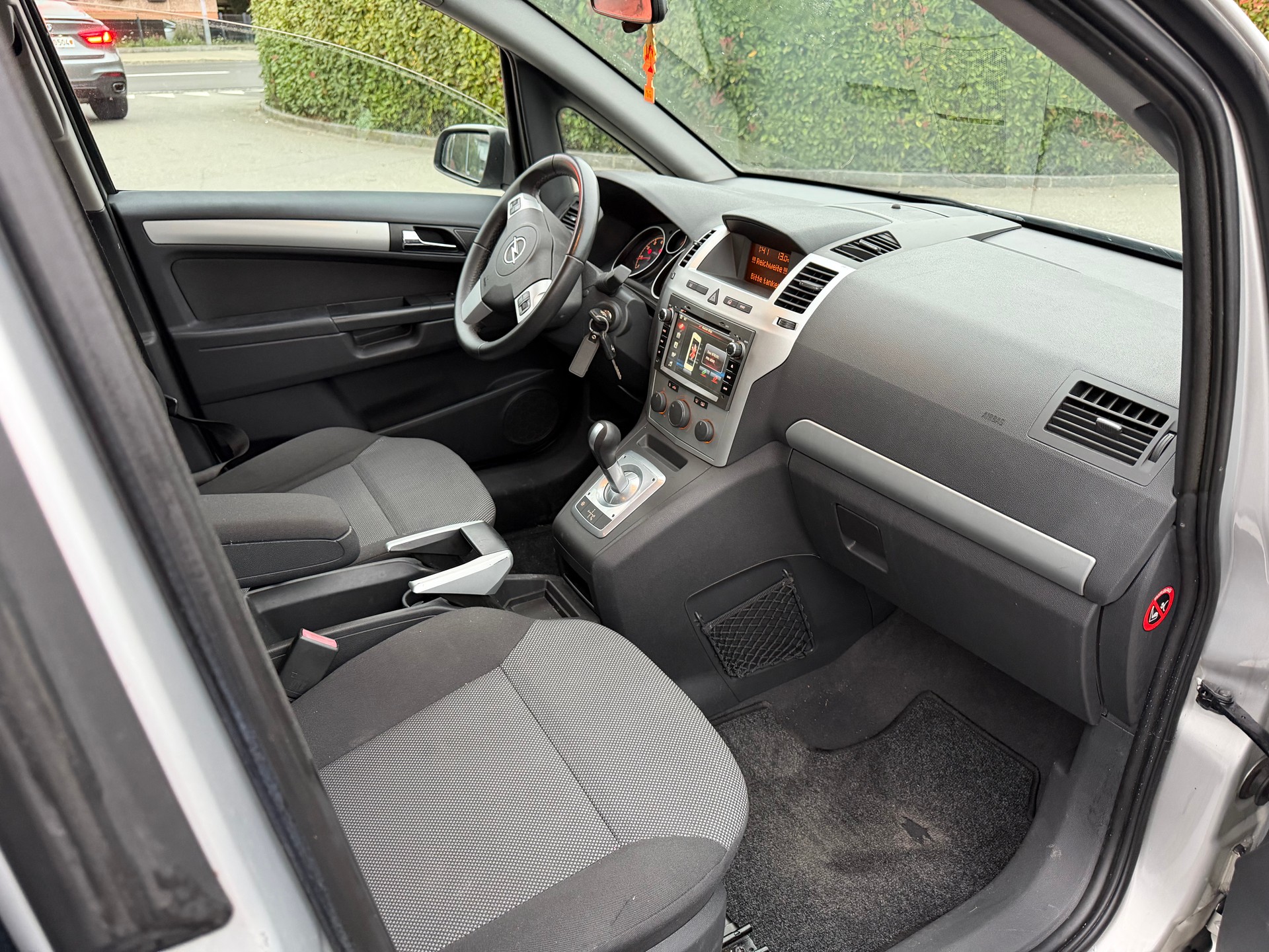 OPEL Zafira 1.8i 16V Cosmo Easytronic-frisch ab Mfk-image-5