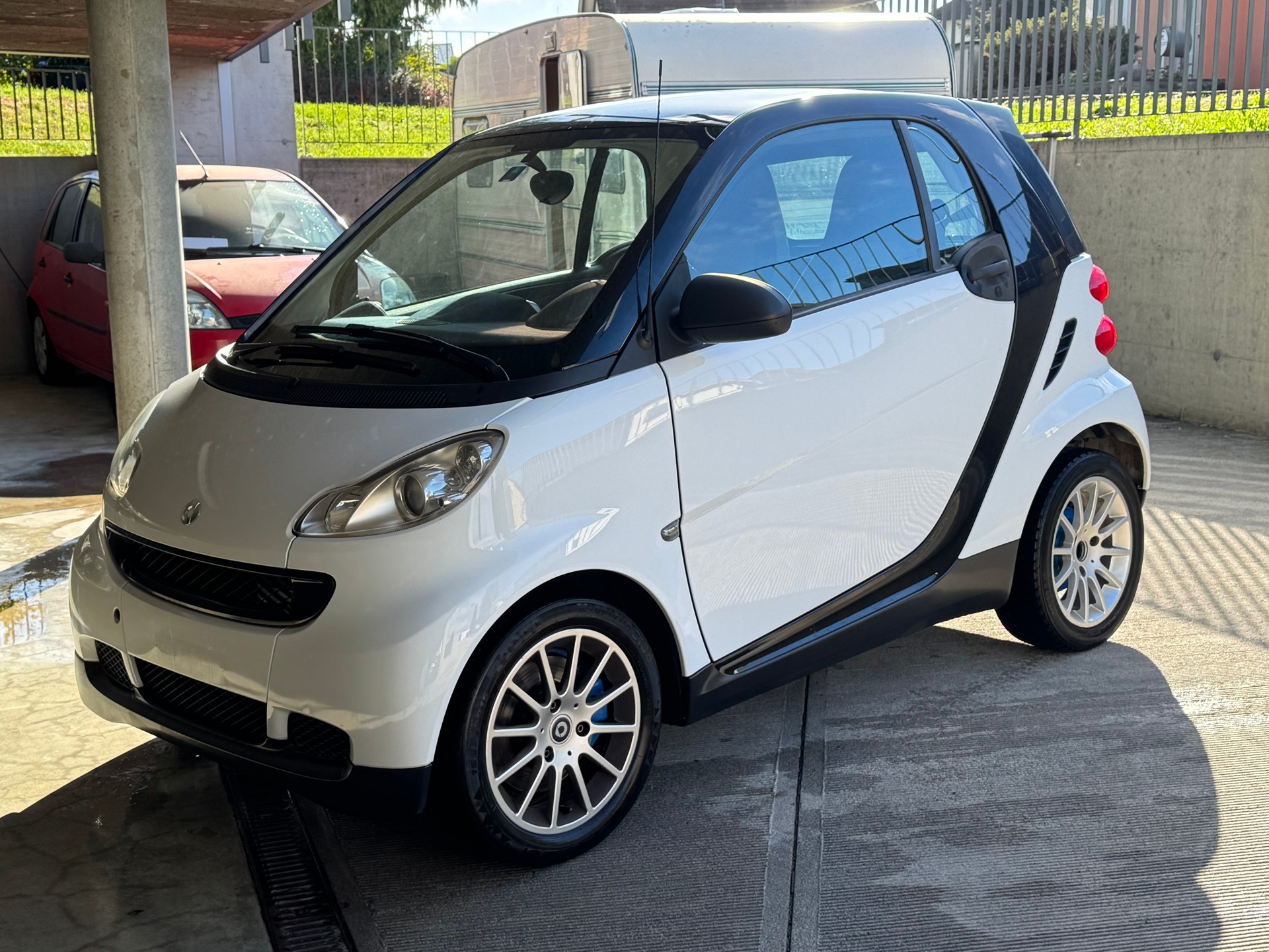 SMART fortwo black & white limited mhd softouch-image-0