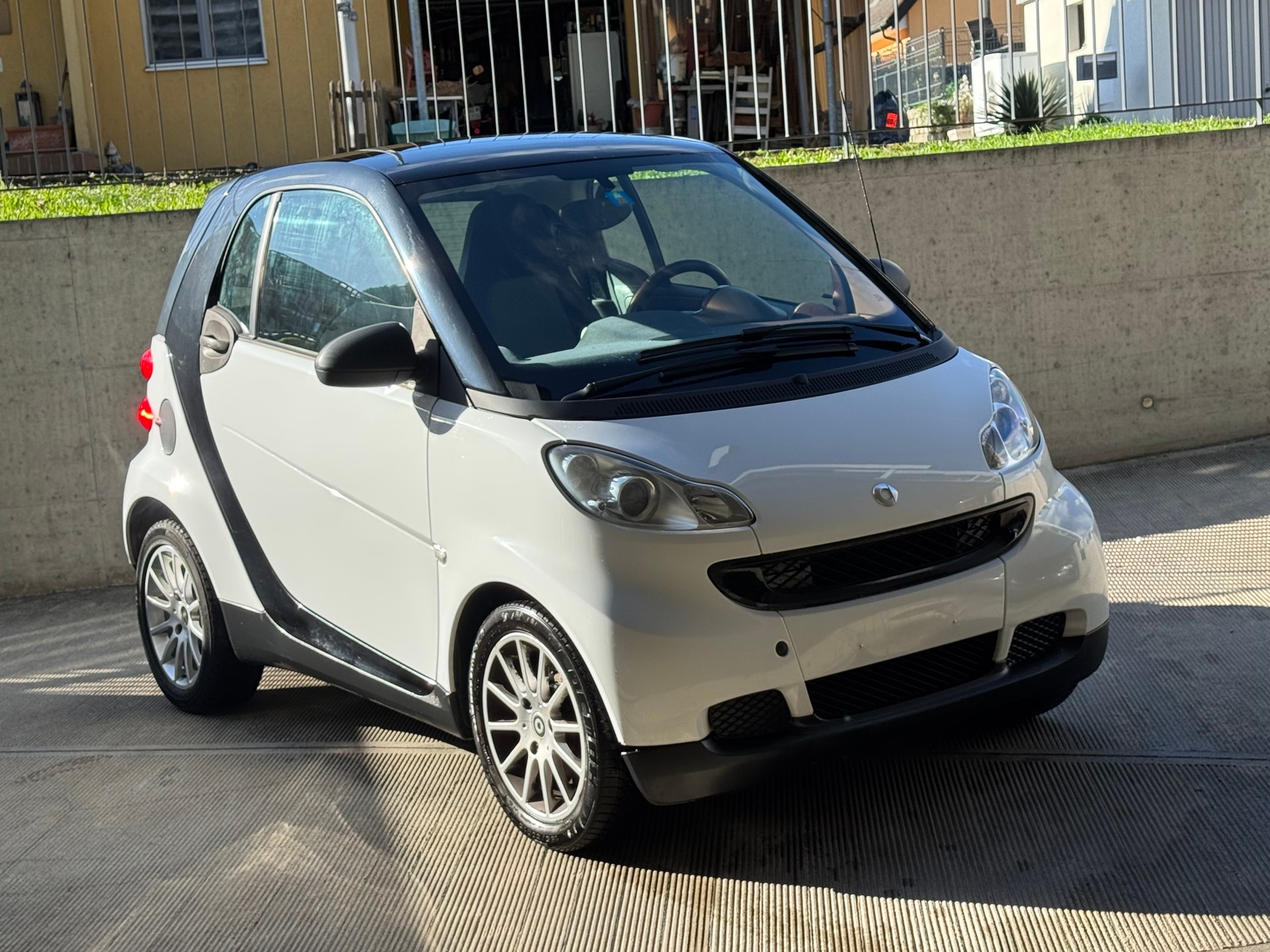 SMART fortwo black & white limited mhd softouch-image-1