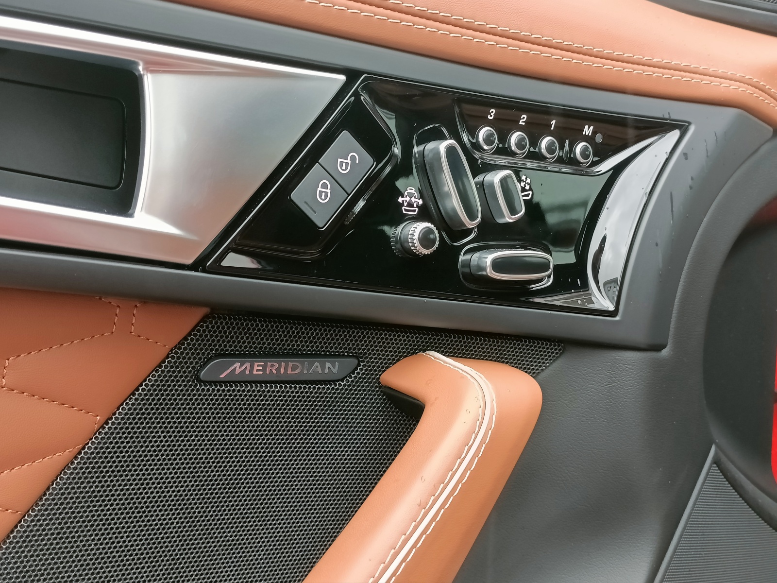 JAGUAR F-Type Coupé R 5.0 V8 SVR AWD-image-11