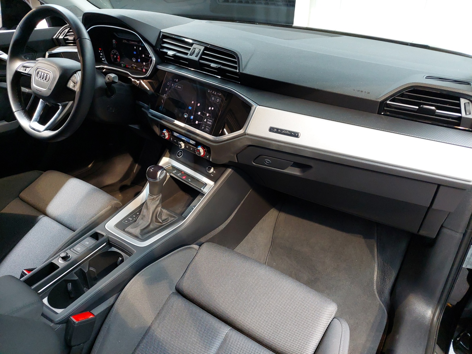 AUDI Q3 35 TDI S line quattro S-tronic-image-9