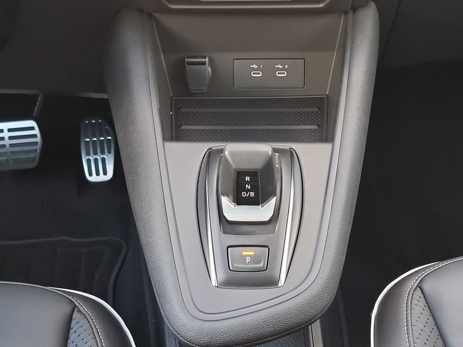 MITSUBISHI Grandis 1.8 HEV Instyle-image-9