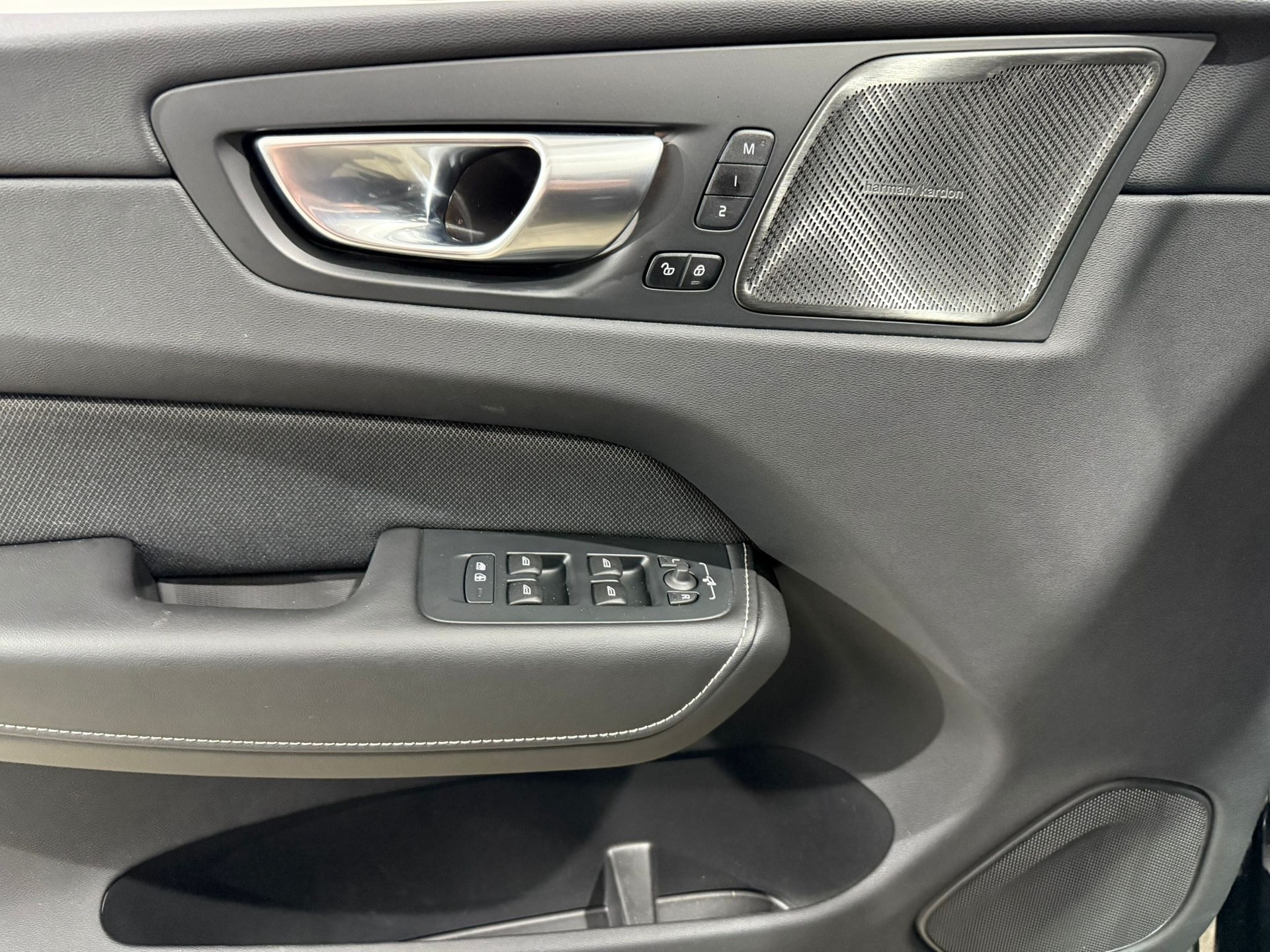VOLVO XC60 2.0 T8 TE XCENTRIC Black-image-11