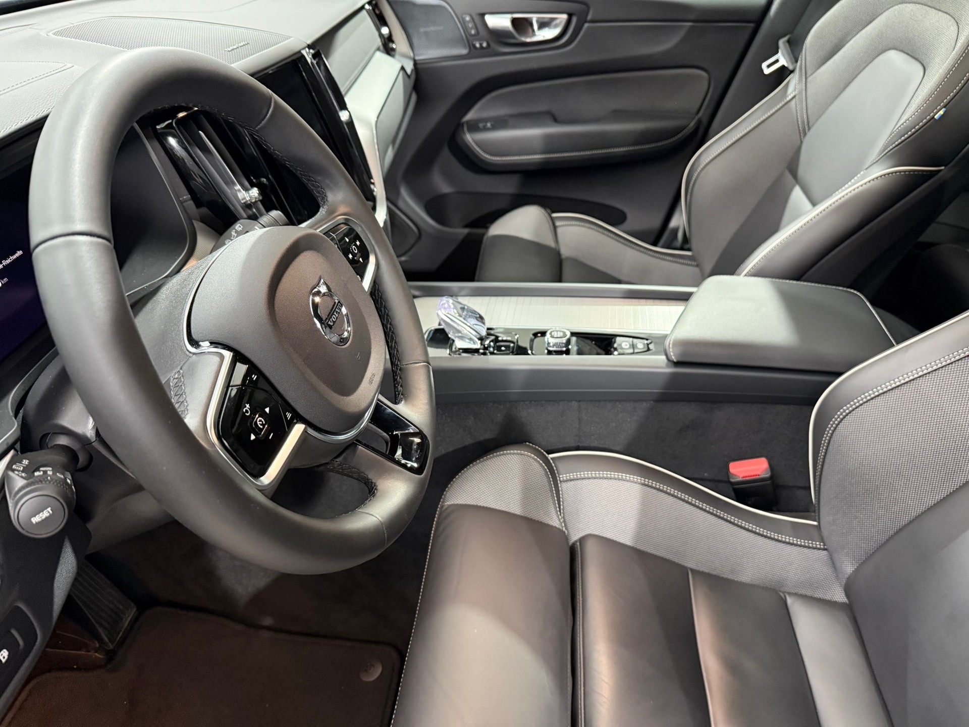 VOLVO XC60 2.0 T8 TE XCENTRIC Black-image-3