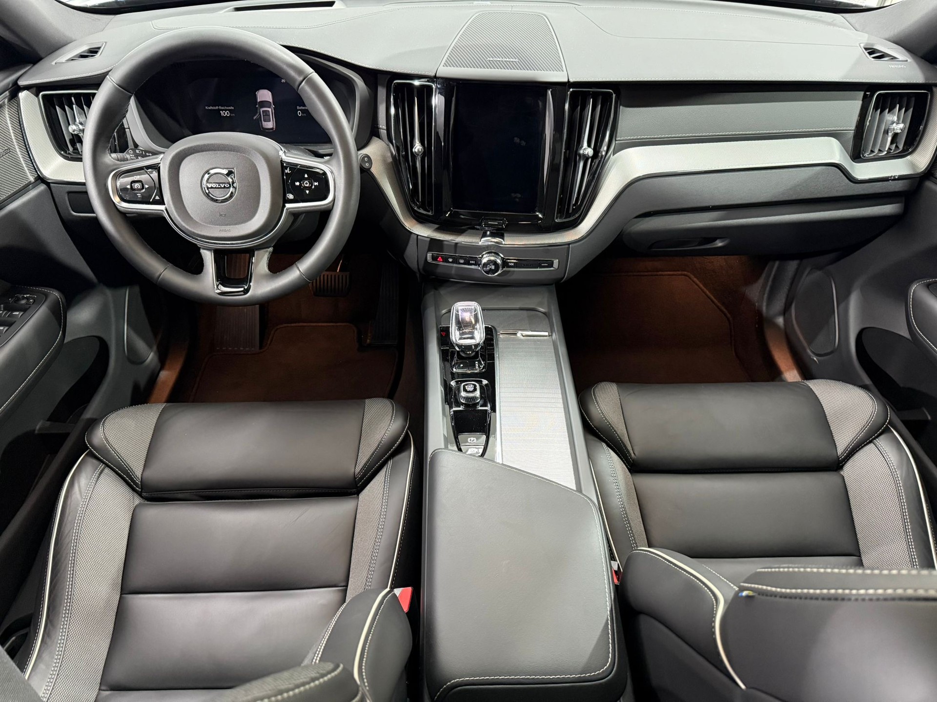 VOLVO XC60 2.0 T8 TE XCENTRIC Black-image-4