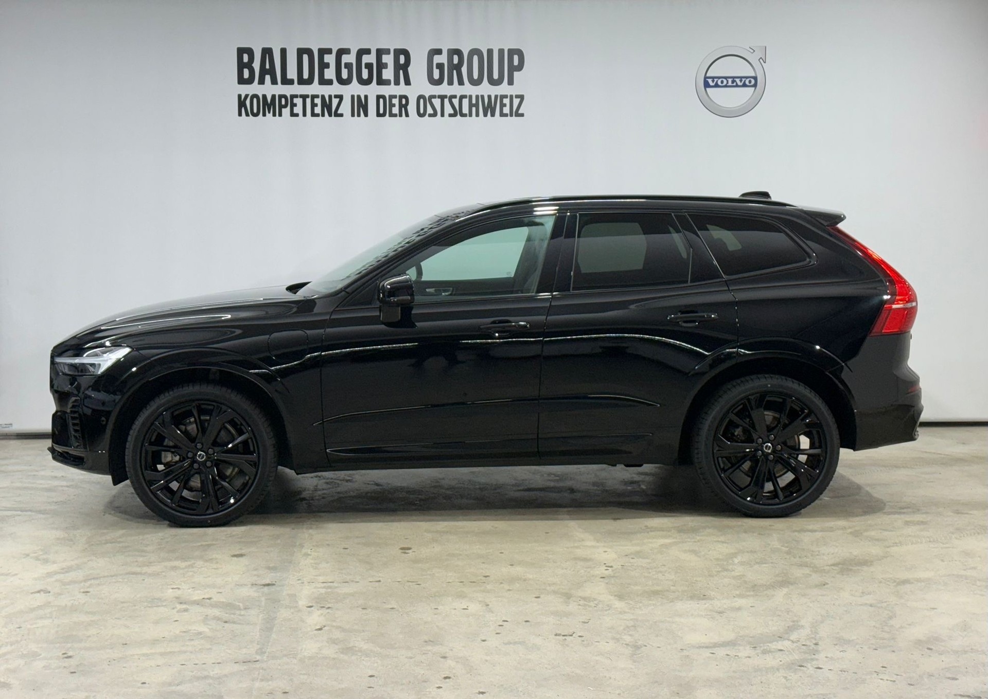 VOLVO XC60 2.0 T8 TE XCENTRIC Black-image-1