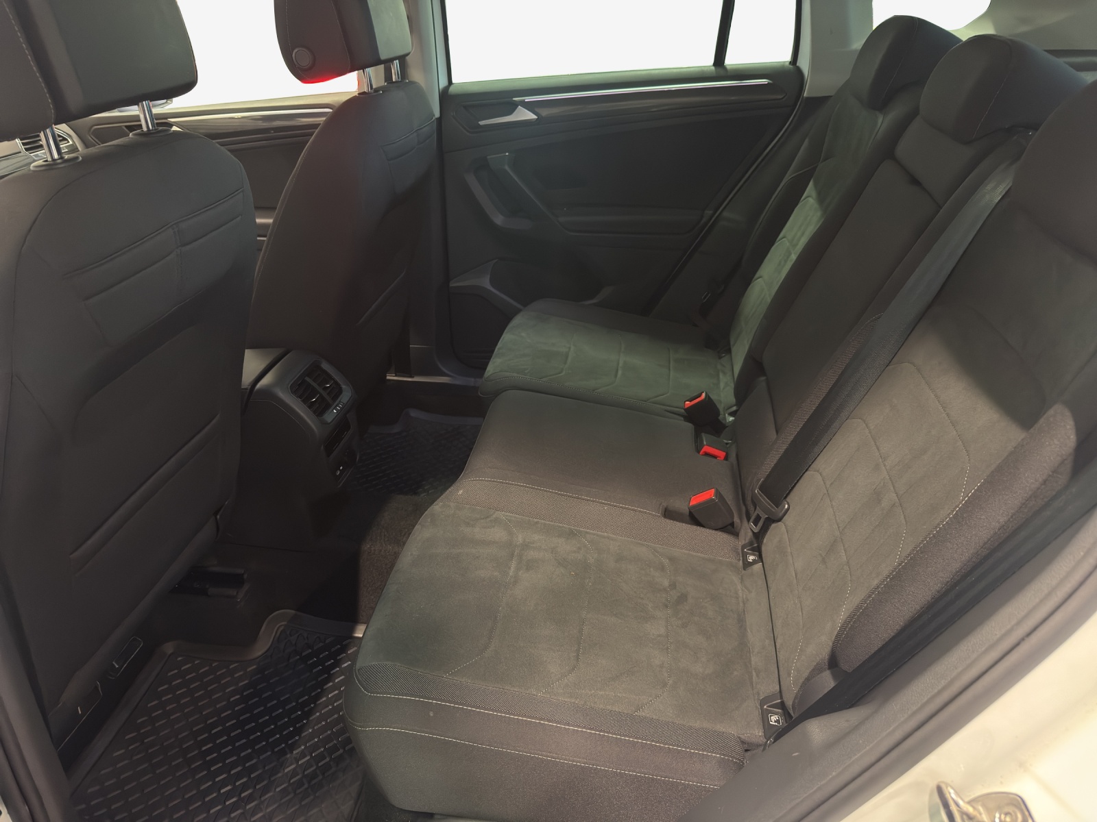 VW Tiguan 2.0 TDI SCR Elegance 4Motion DSG-image-11