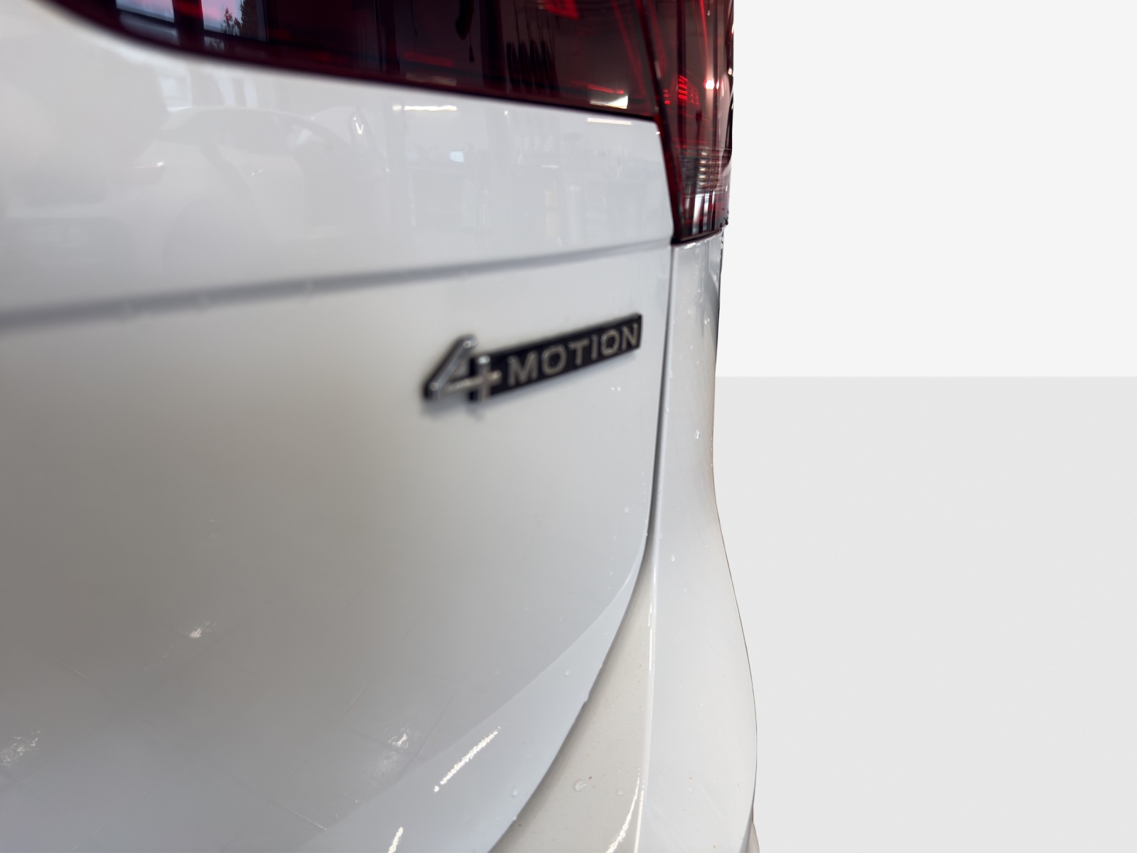 VW Tiguan 2.0 TDI SCR Elegance 4Motion DSG-image-14