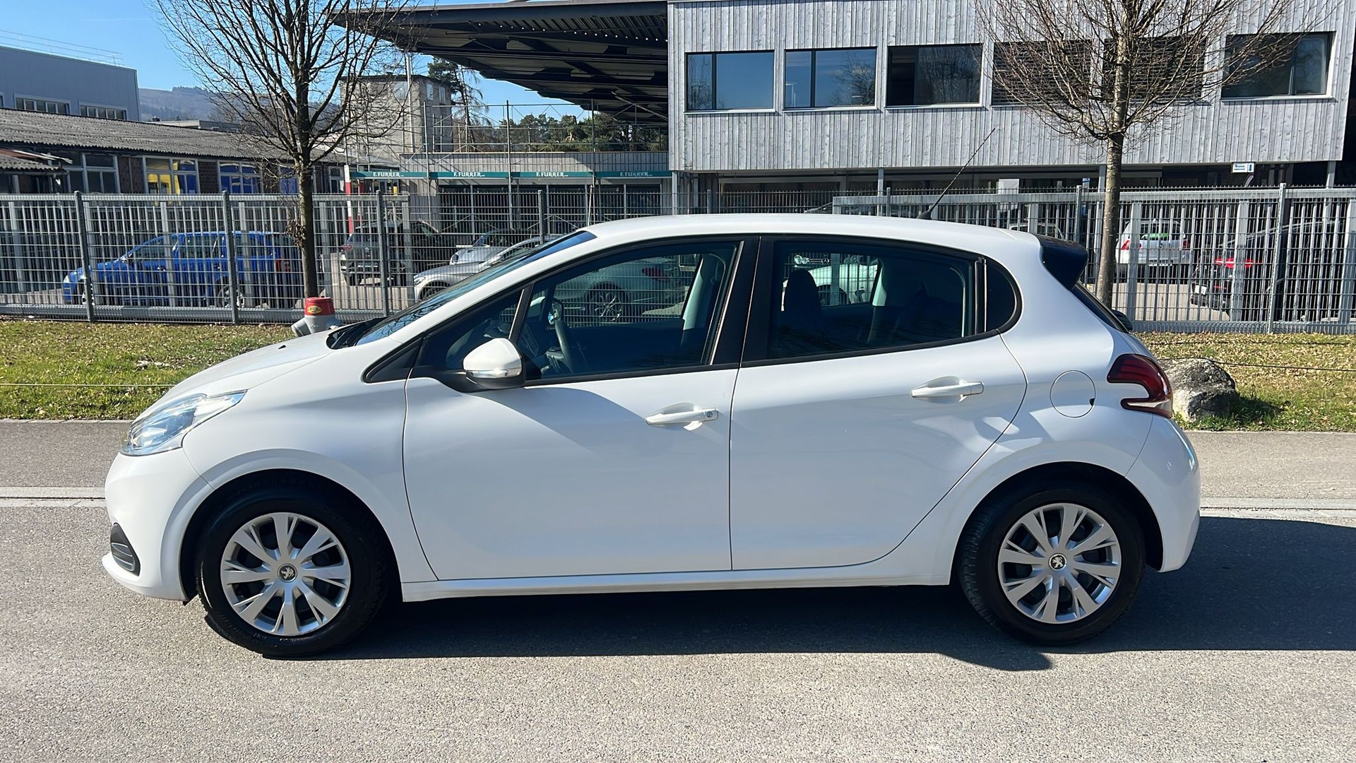 PEUGEOT 208 1.2 e-VTI Style EGS5-image-3