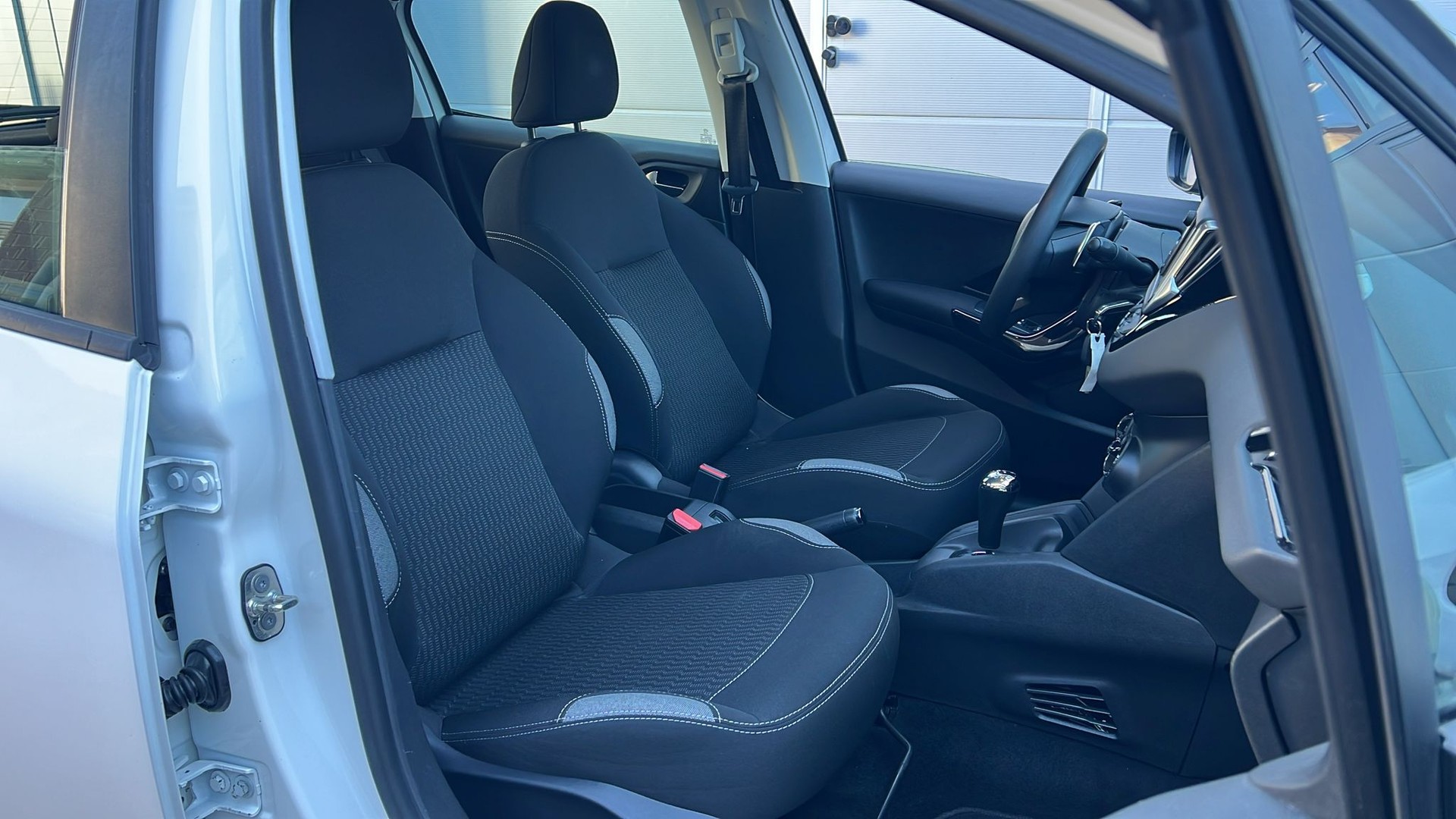 PEUGEOT 208 1.2 e-VTI Style EGS5-image-14