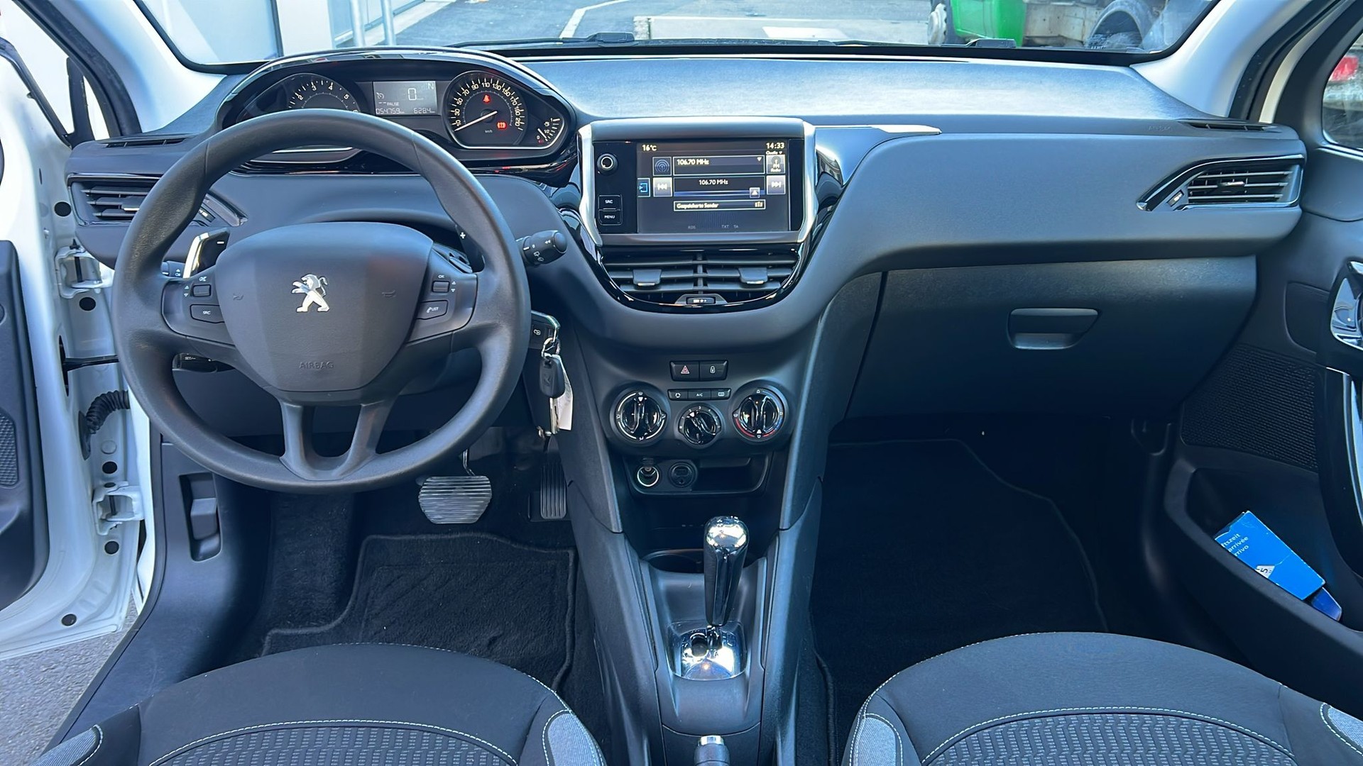 PEUGEOT 208 1.2 e-VTI Style EGS5-image-8