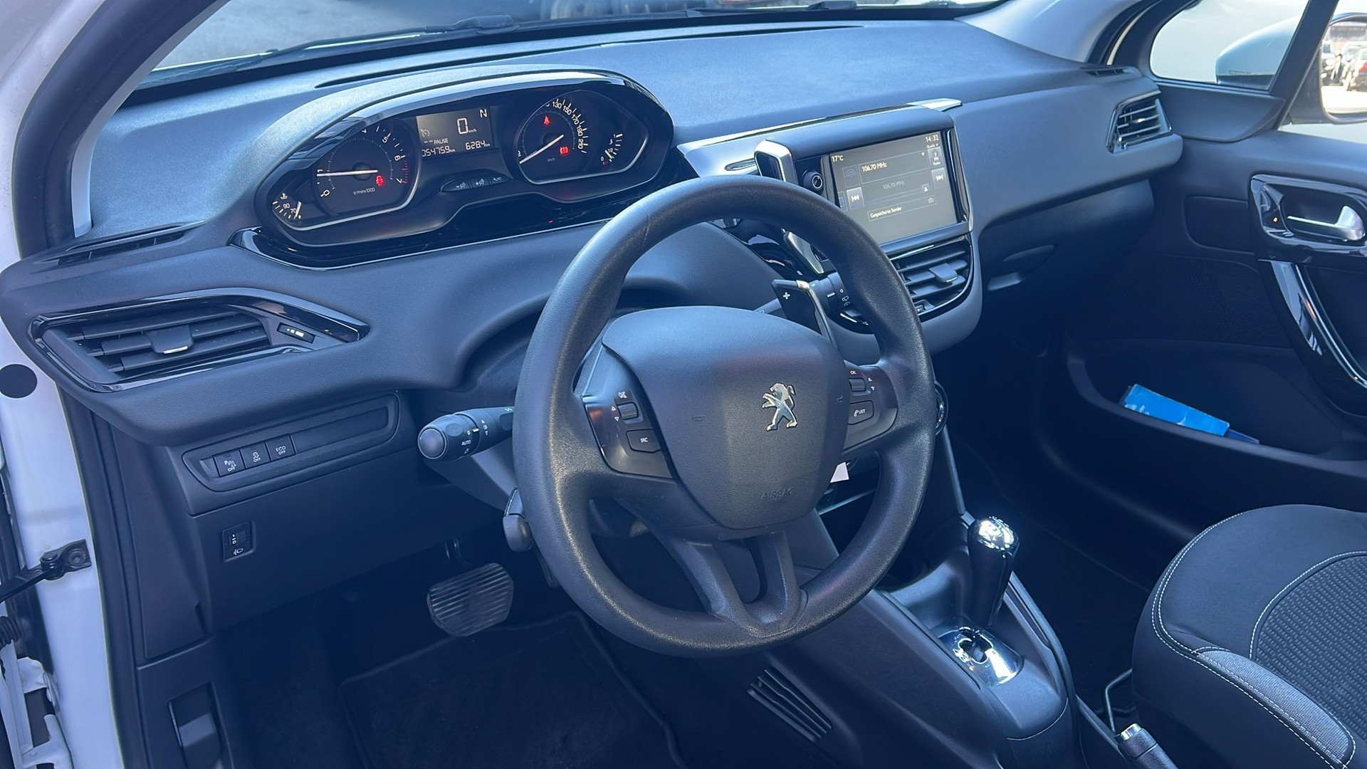 PEUGEOT 208 1.2 e-VTI Style EGS5-image-13