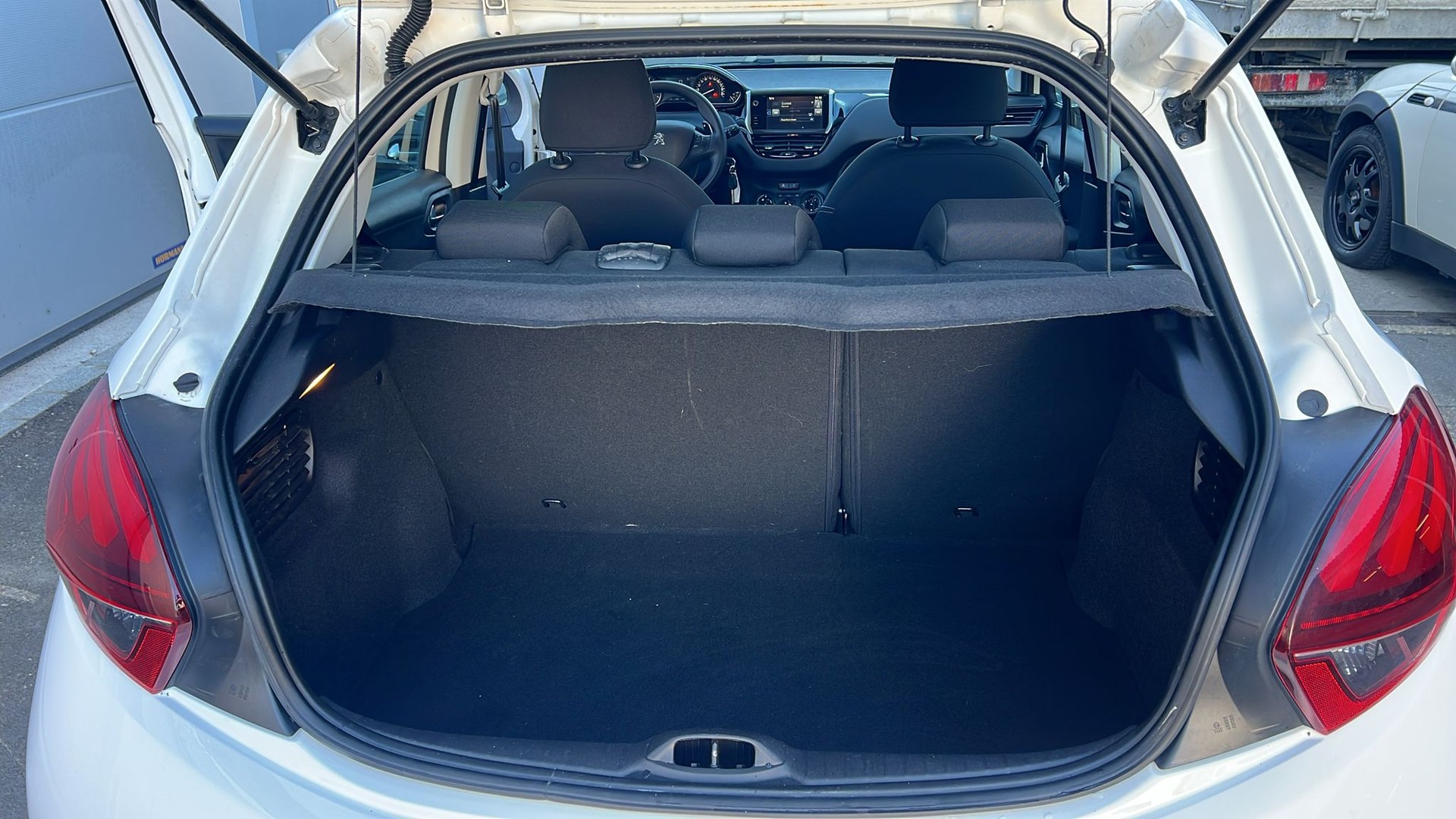 PEUGEOT 208 1.2 e-VTI Style EGS5-image-17