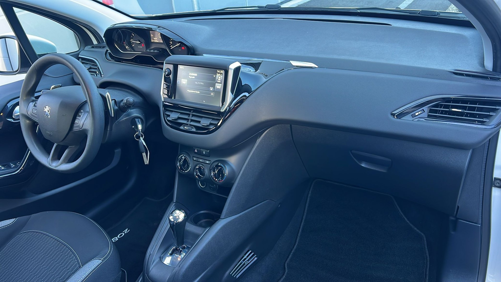 PEUGEOT 208 1.2 e-VTI Style EGS5-image-10