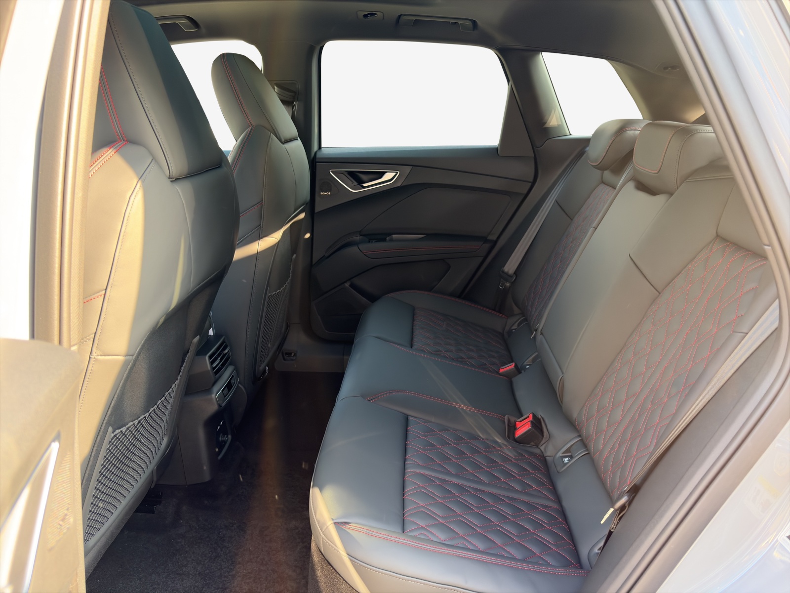 AUDI Q4 e-tron 45 Edition Swiss Ski quattro-image-11
