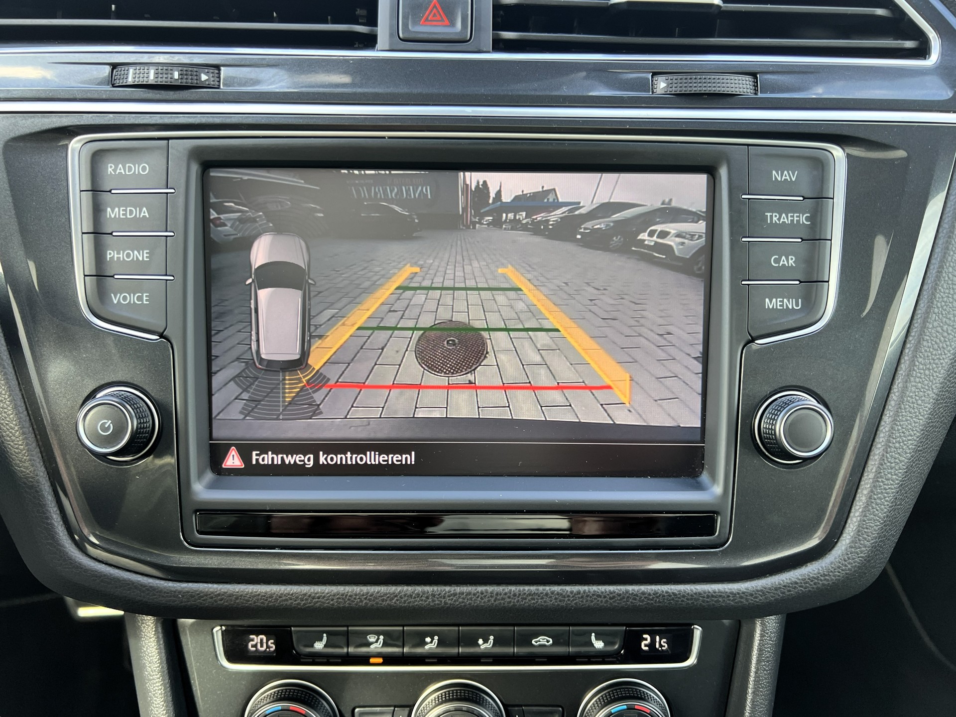 VW Tiguan 2.0 TDI SCR R-Line 4Motion DSG-image-21