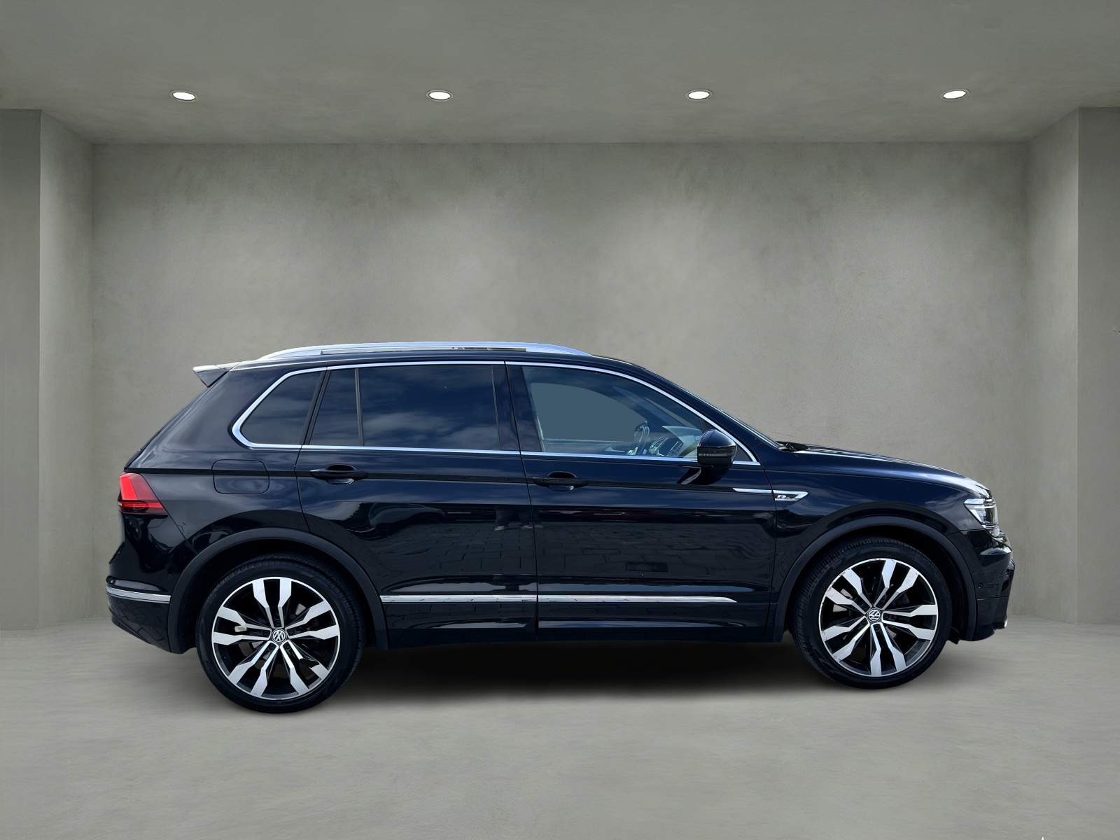 VW Tiguan 2.0 TDI SCR R-Line 4Motion DSG-image-5