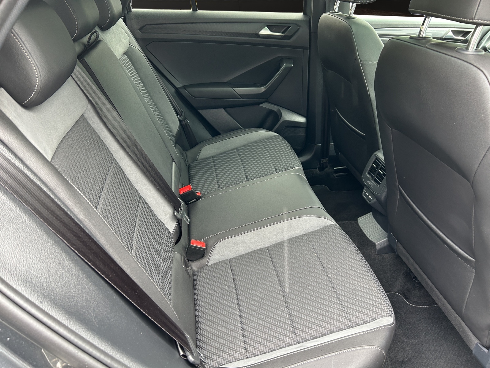 VW T-Roc 2.0 TSI Sport Selection DSG 4Motion-image-16