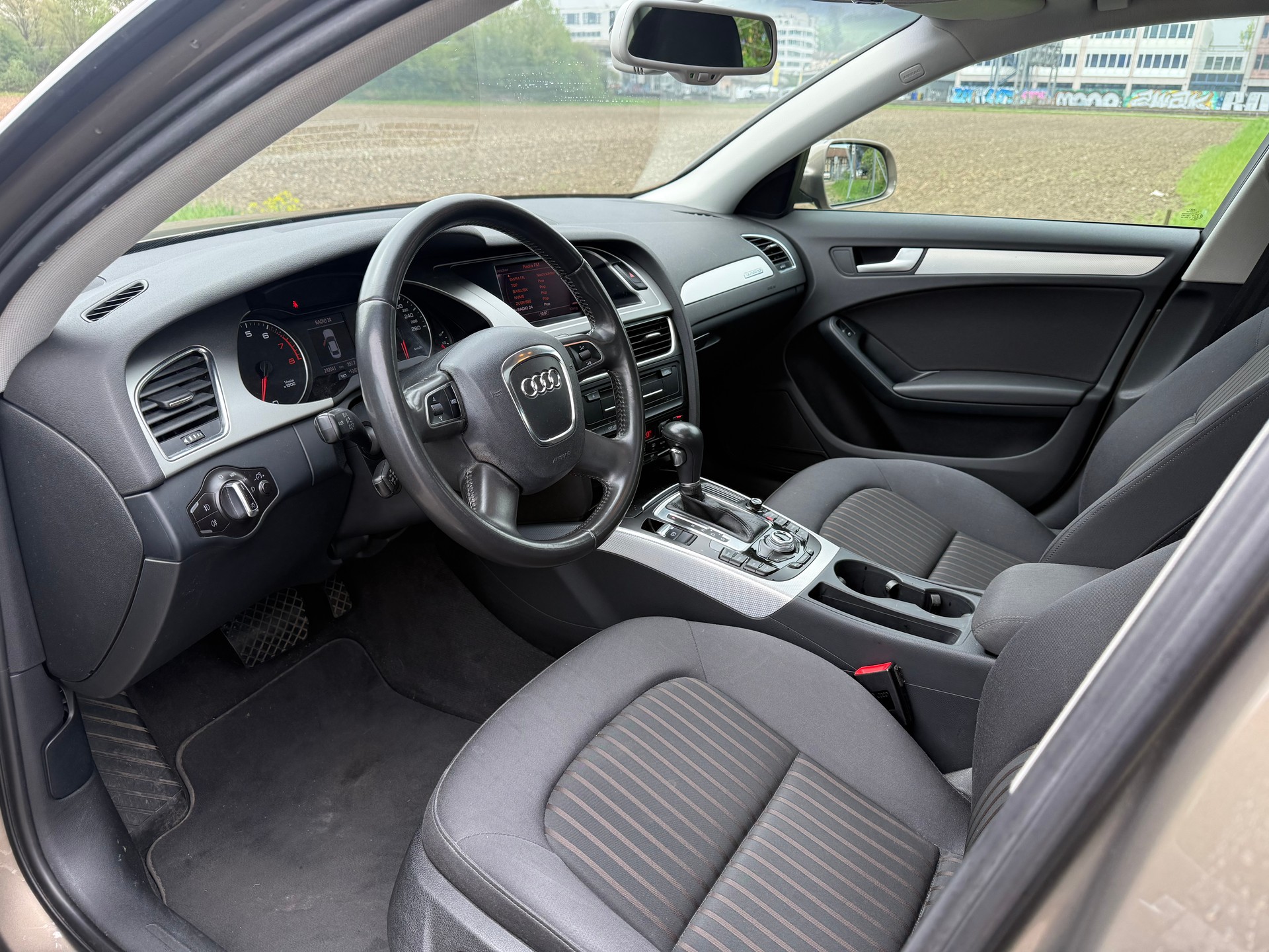 AUDI A4 Limousine 2.0 TFSI quattro S-tronic-image-8