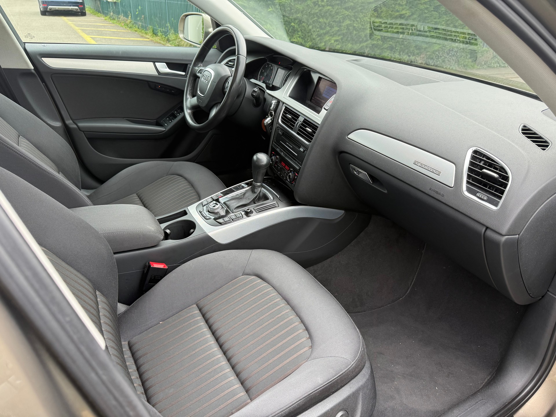 AUDI A4 Limousine 2.0 TFSI quattro S-tronic-image-10
