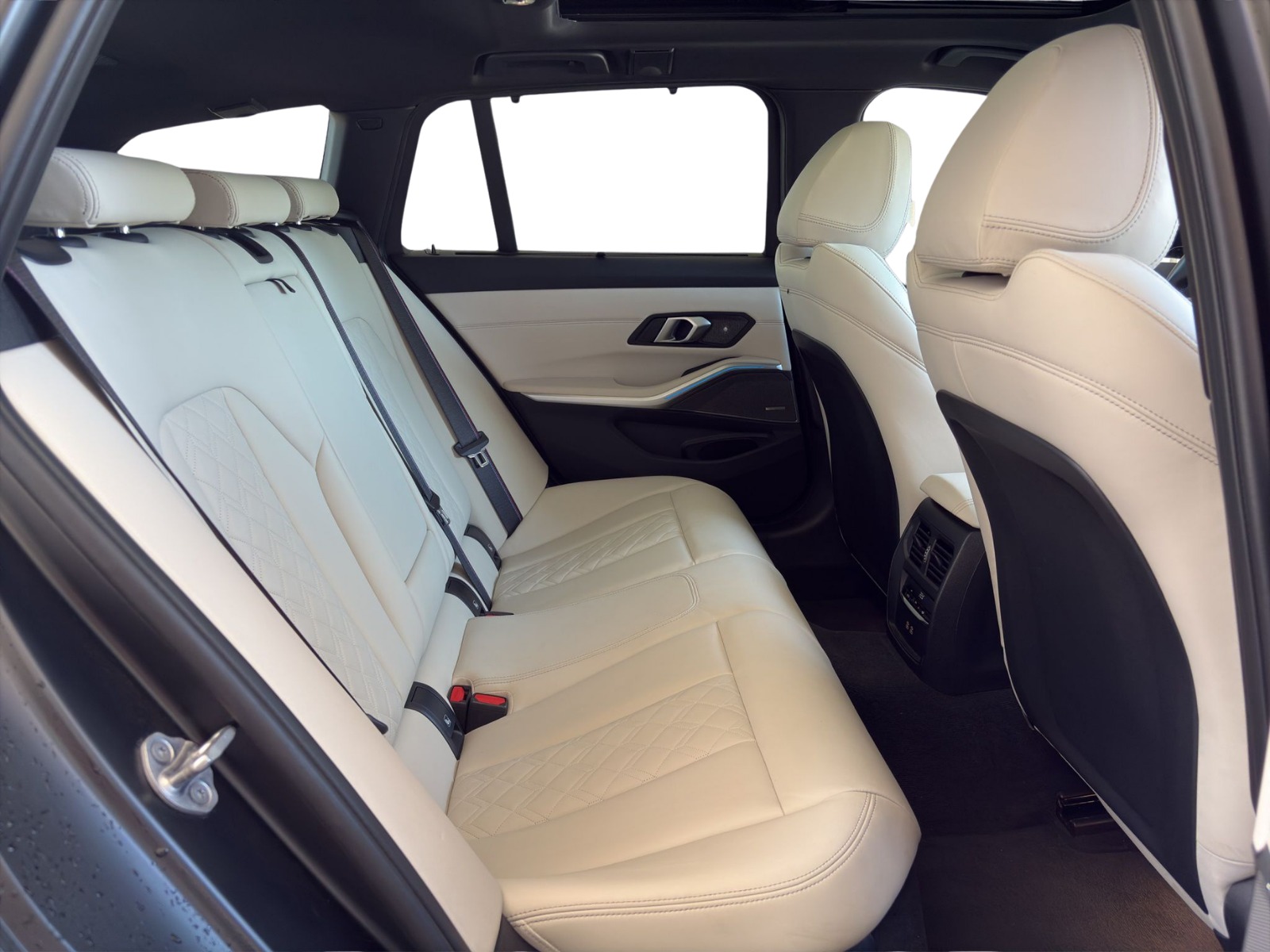 BMW M330d xDrive SAG Touring M-Sport Pro Individual-image-20
