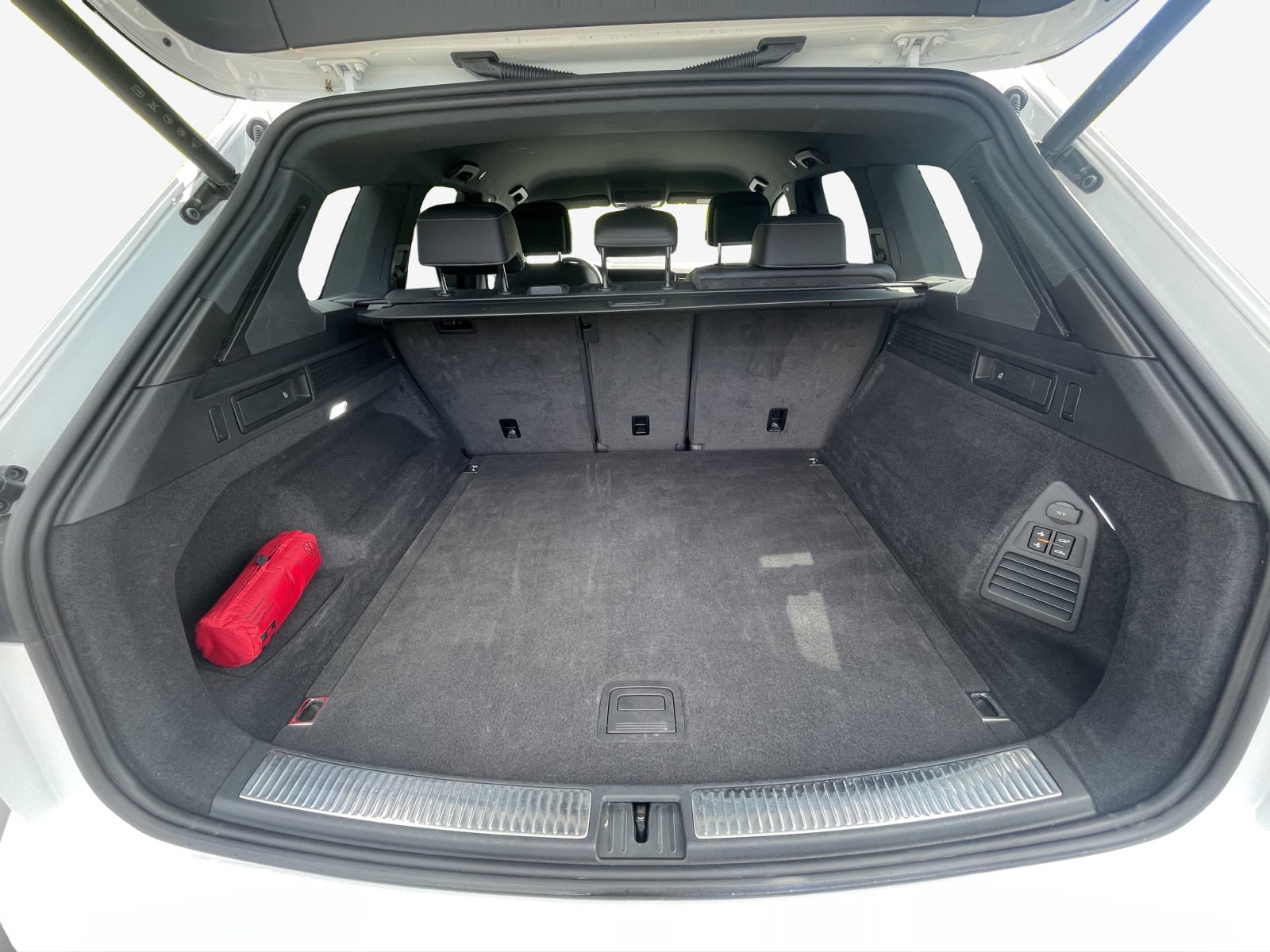 VW Touareg 3.0 TDI R-Line Tiptronic-image-12