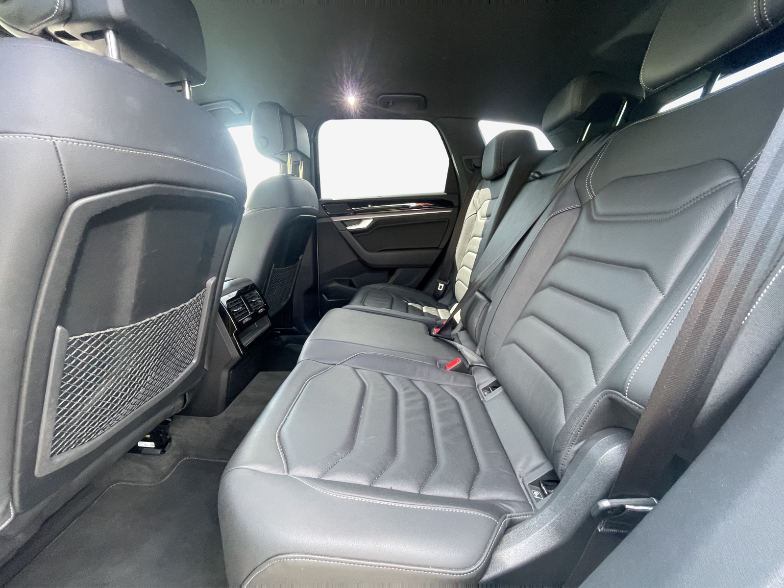 VW Touareg 3.0 TDI R-Line Tiptronic-image-11