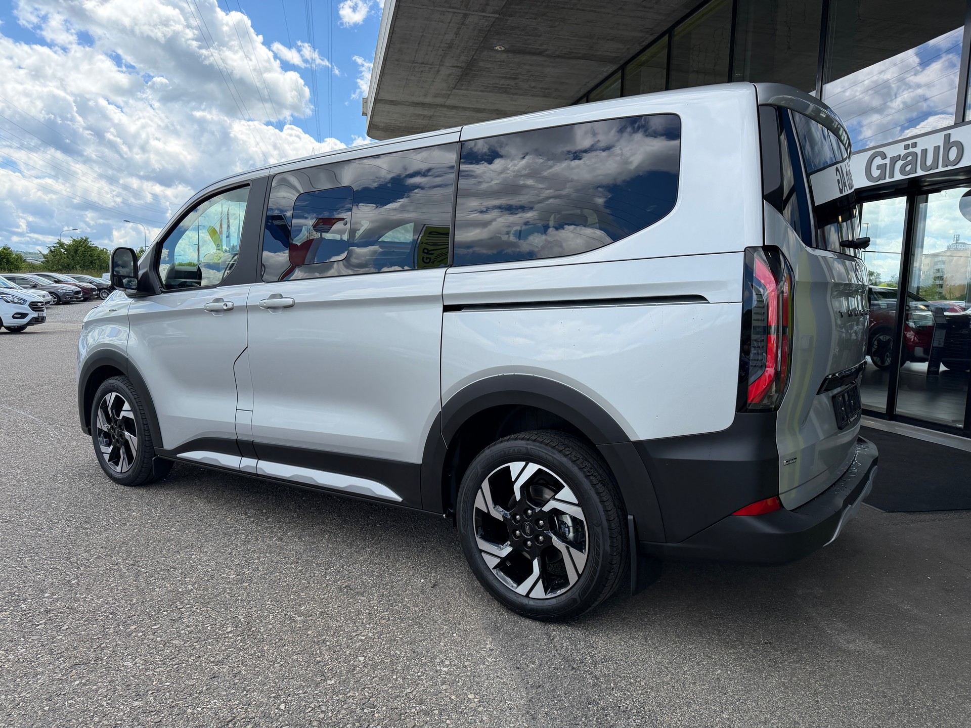 FORD Tourneo Bus 340 L1H1 PHEV Active-image-3
