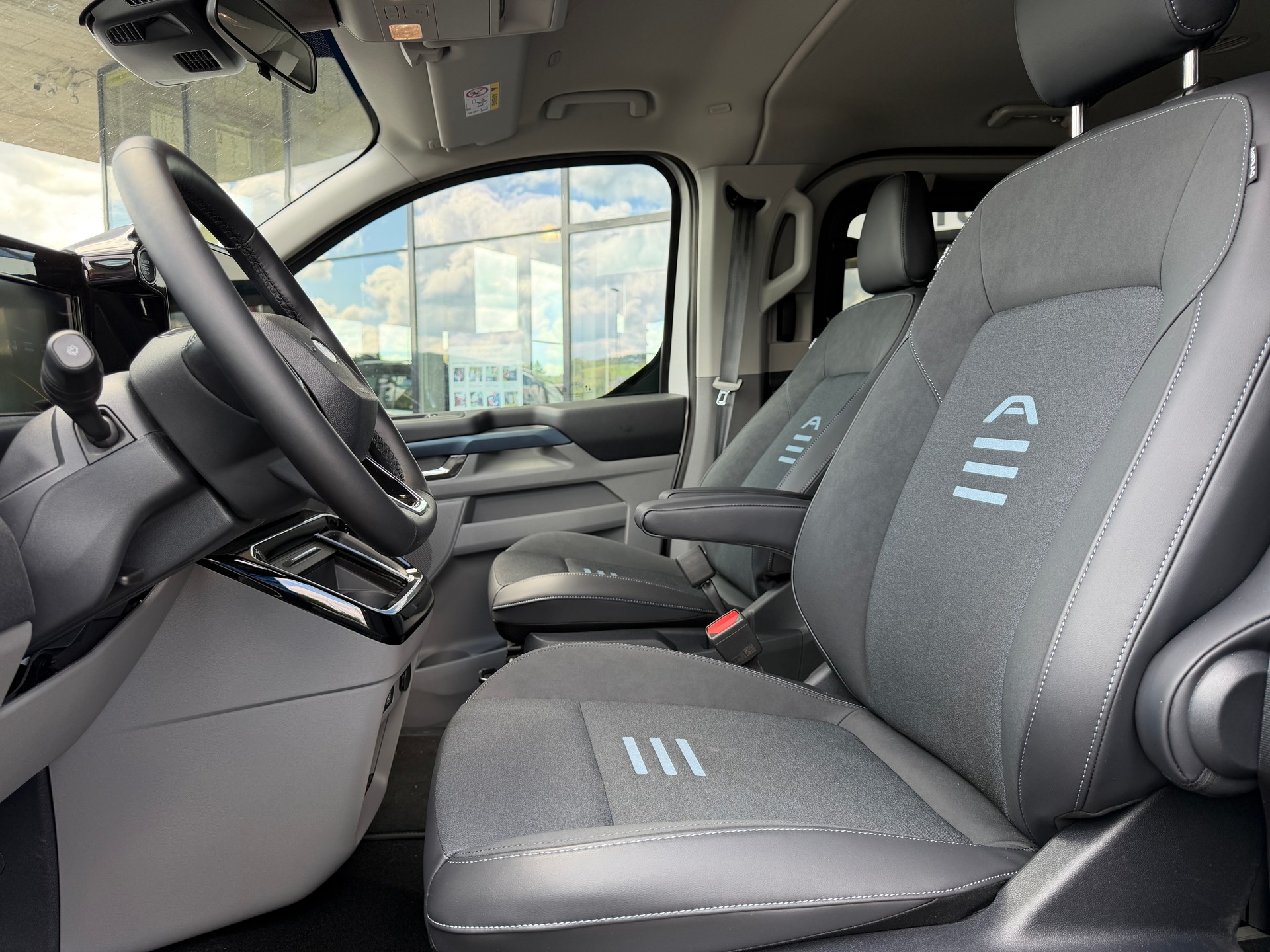 FORD Tourneo Bus 340 L1H1 PHEV Active-image-6