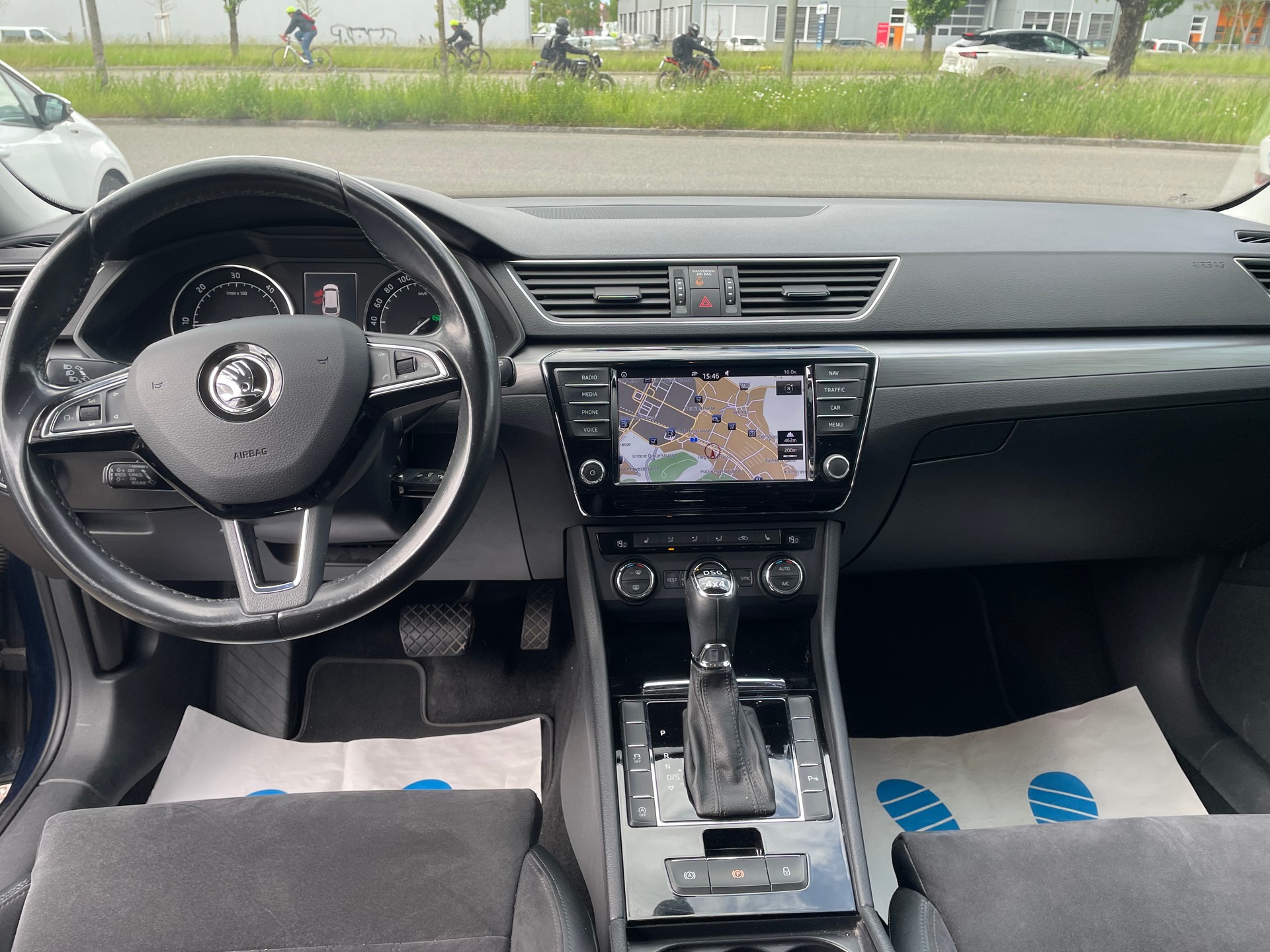 SKODA Superb Combi 2.0 TDi Sport Line 4x4 DSG-image-9