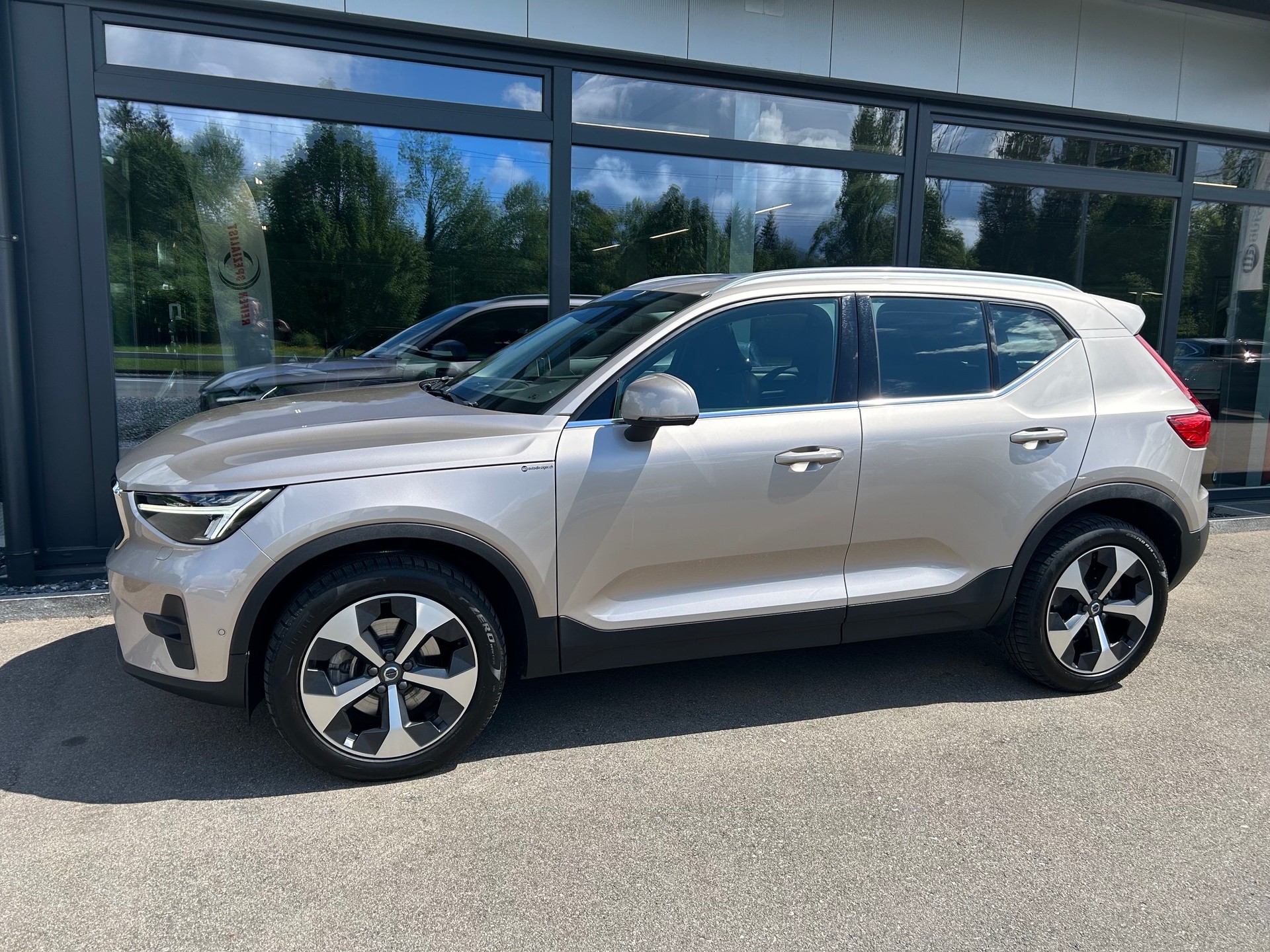 VOLVO XC40 B5 Benzin Mild Hybrid AWD Ultimate Bright Geartronic-image-2
