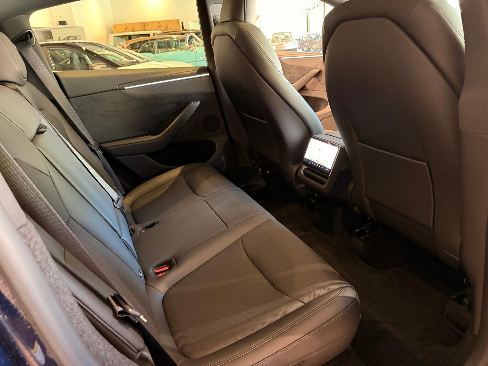TESLA Model Y Long Range AWD-image-23