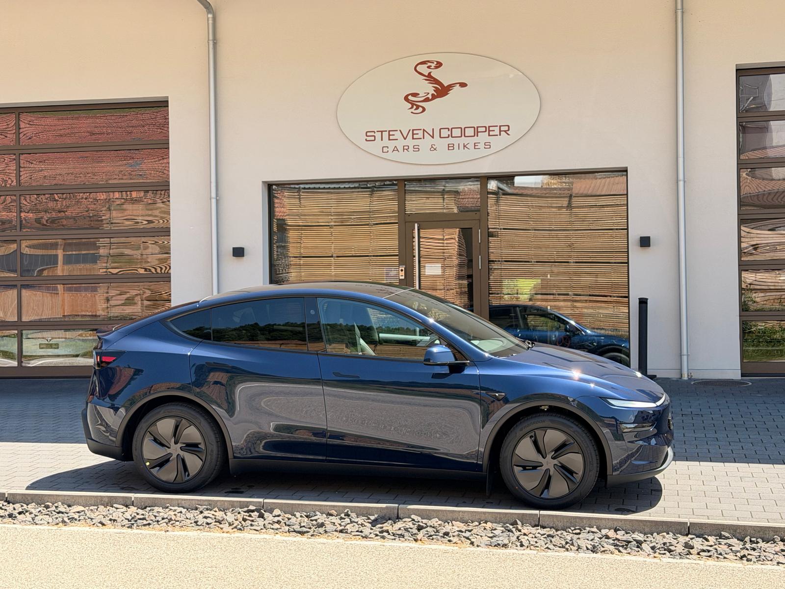 TESLA Model Y Long Range AWD-image-18