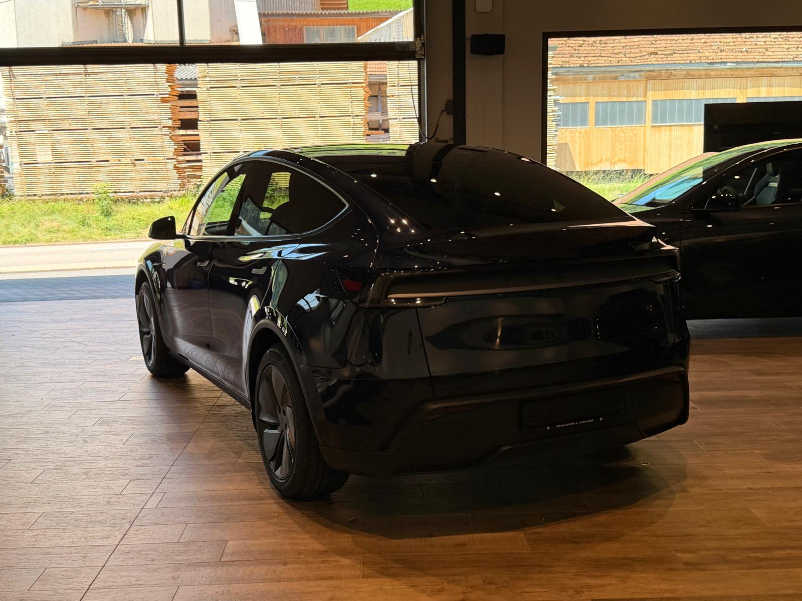 TESLA Model Y Long Range AWD-image-2