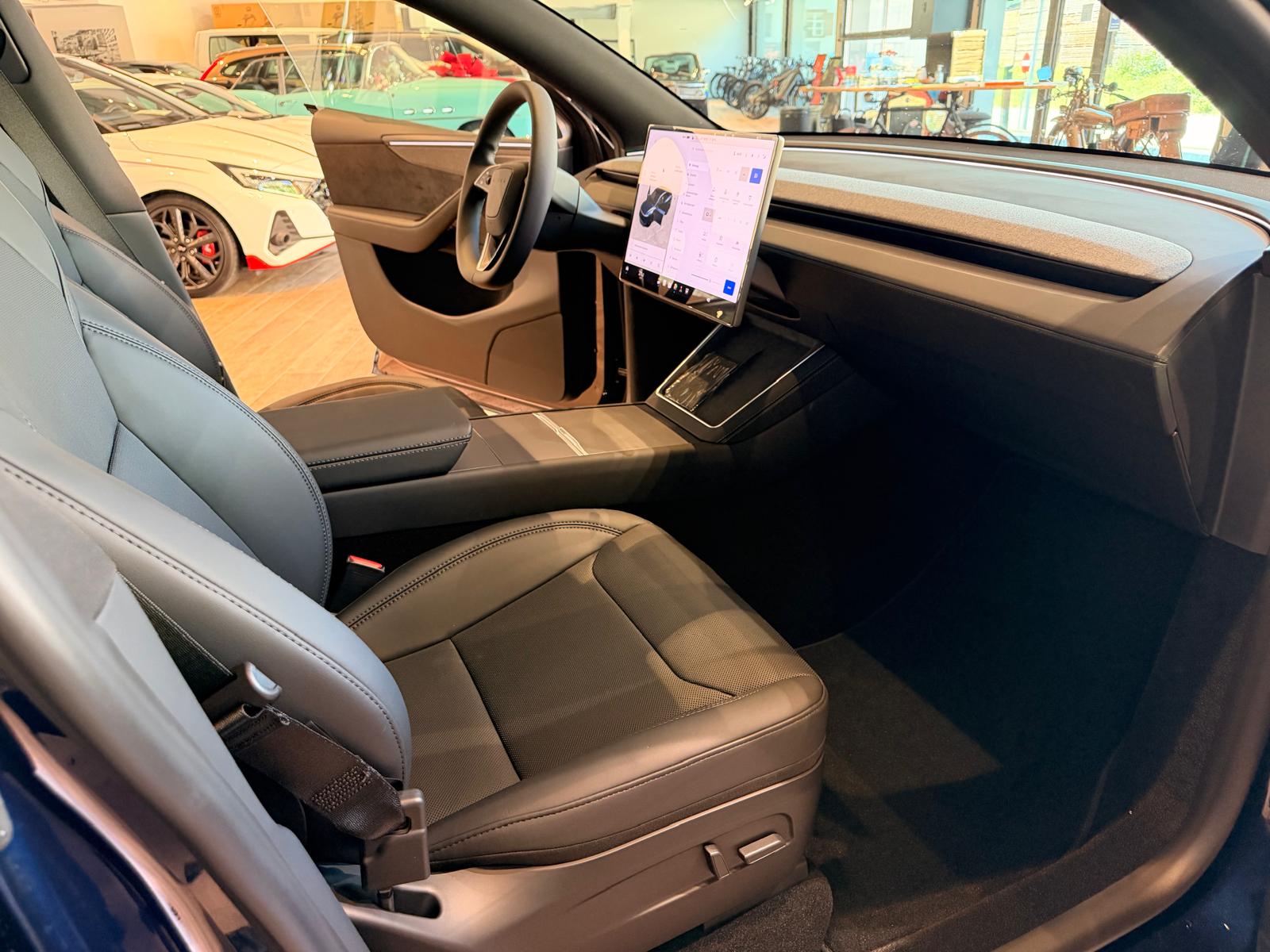 TESLA Model Y Long Range AWD-image-22